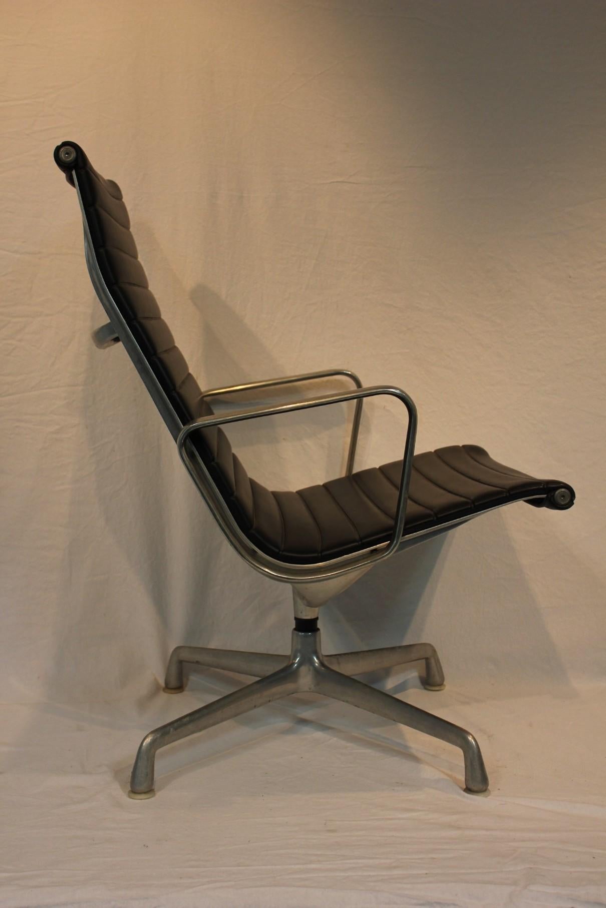 Herman Miller Eames Aluminum Lounge Chair Mid 20th Century Modern Circa 1970 For Sale 1