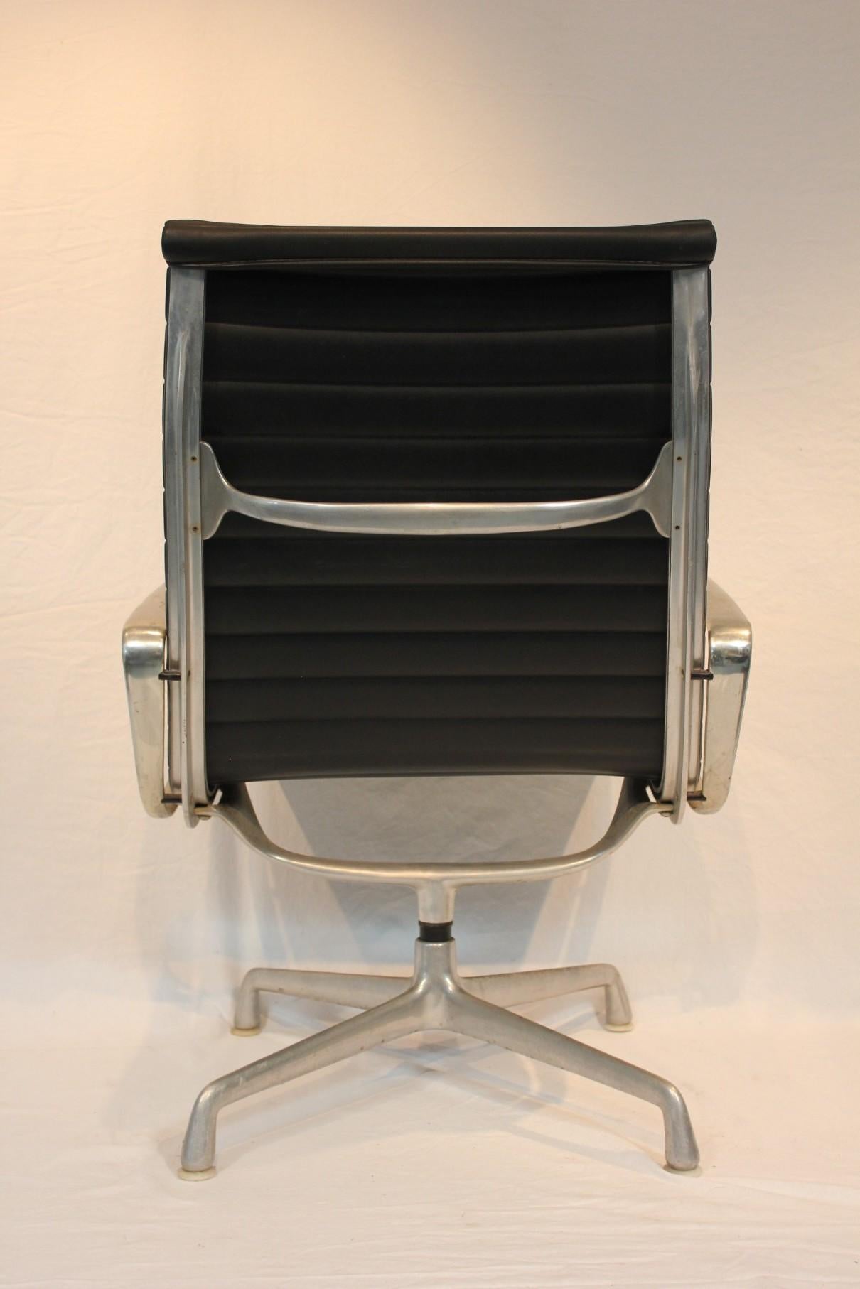 Herman Miller Eames-Loungesessel aus Aluminium, Mitte des 20. Jahrhunderts, Modern, um 1970 im Angebot 2