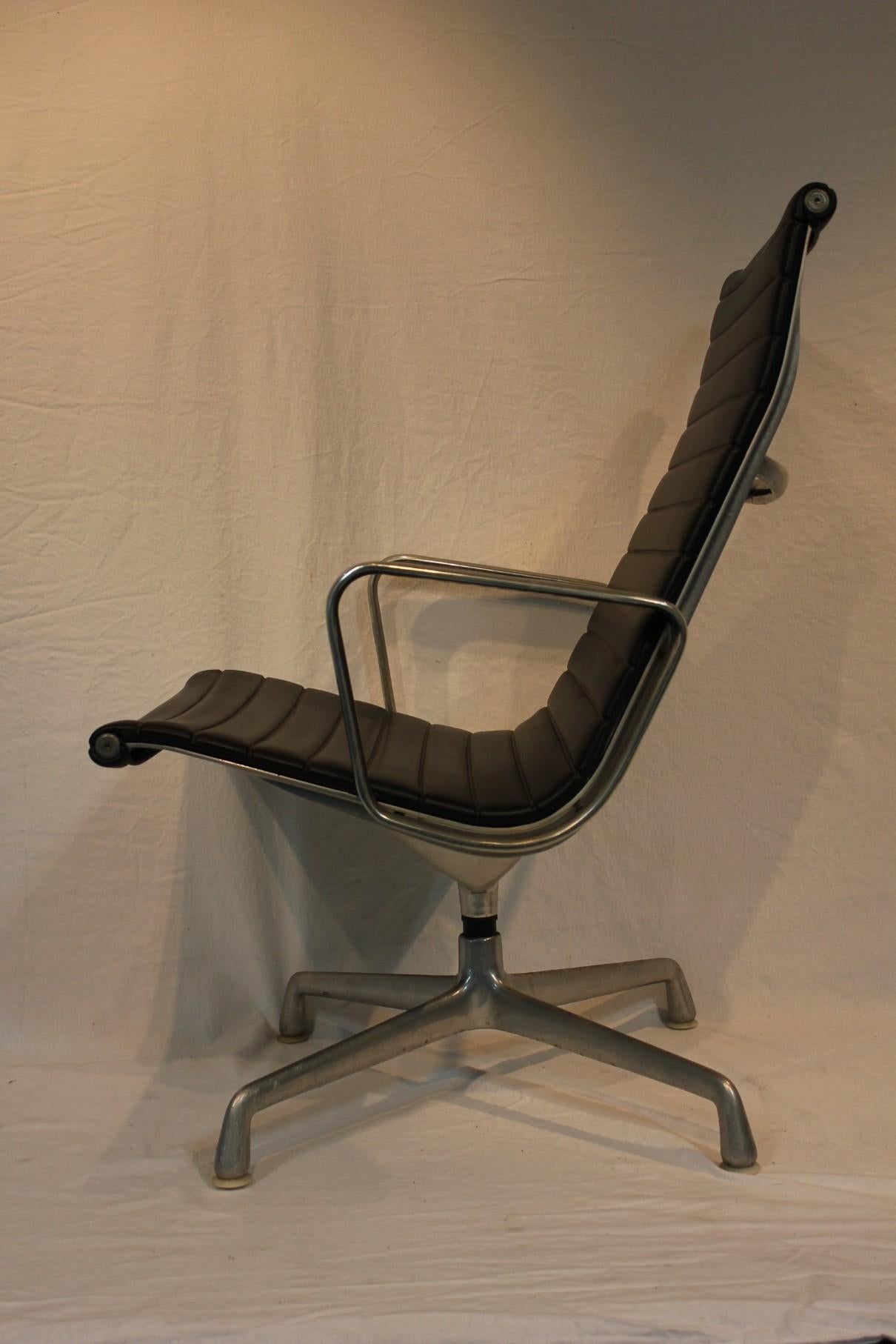 Herman Miller Eames Aluminum Lounge Chair Mid 20th Century Modern Circa 1970 For Sale 3