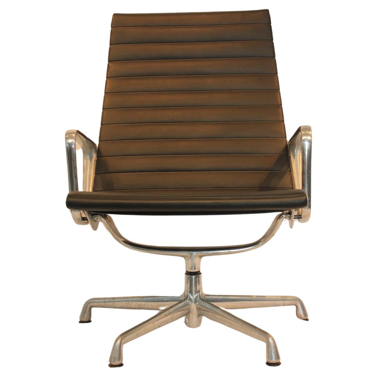 Herman Miller Eames Aluminum Lounge Chair Mid 20th Century Modern Circa 1970 For Sale