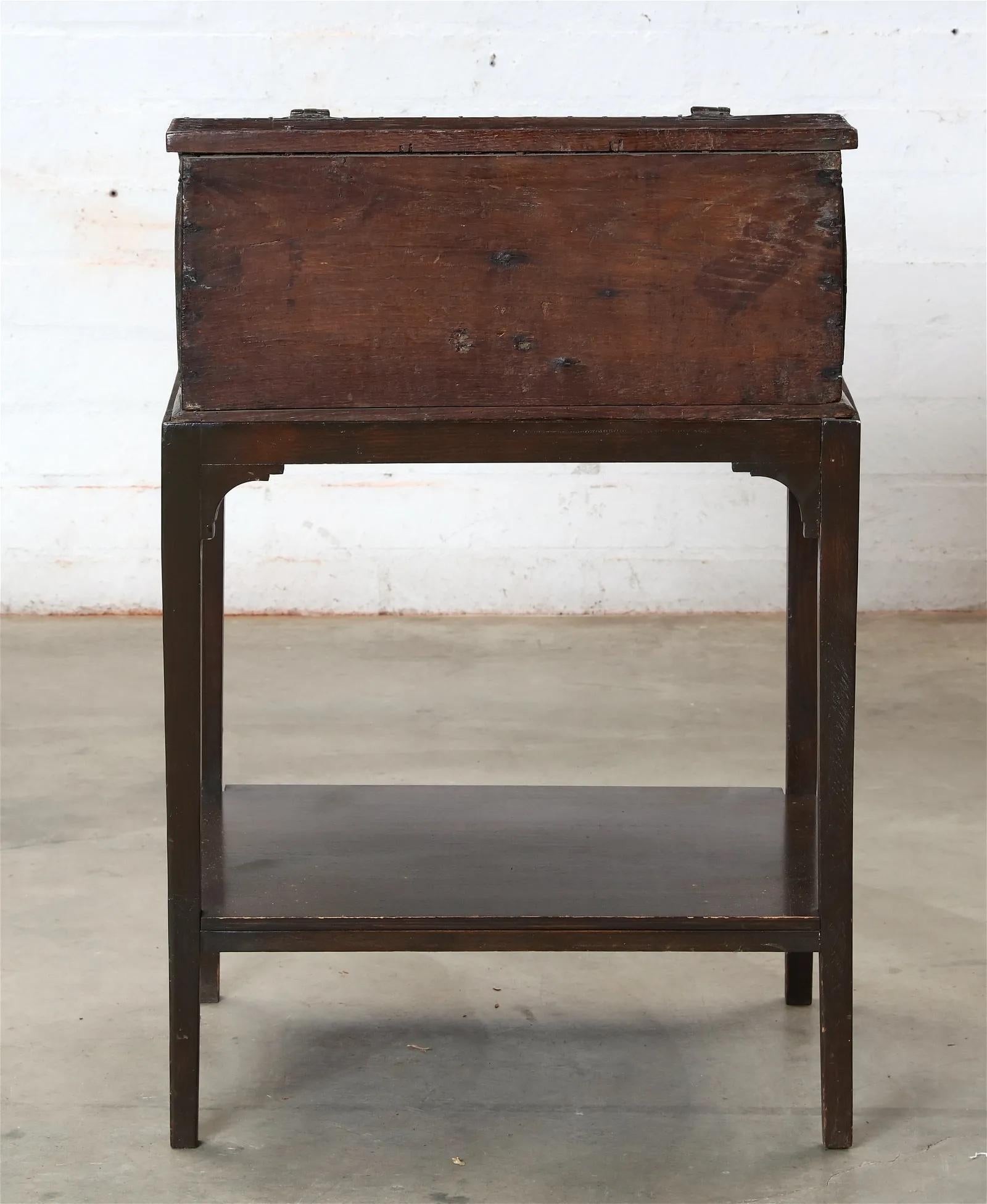 Frühes 17. Jahrhundert Hand Crafted English Jacobean Slant Front Desk on Later Stand auch in Eiche gefertigt. Aufwändige handgeschnitzte Details auf der Vorderseite und den Seitenwänden. Innen mit 3 eingelegten Eichenschubladen mit handgeschnitzten