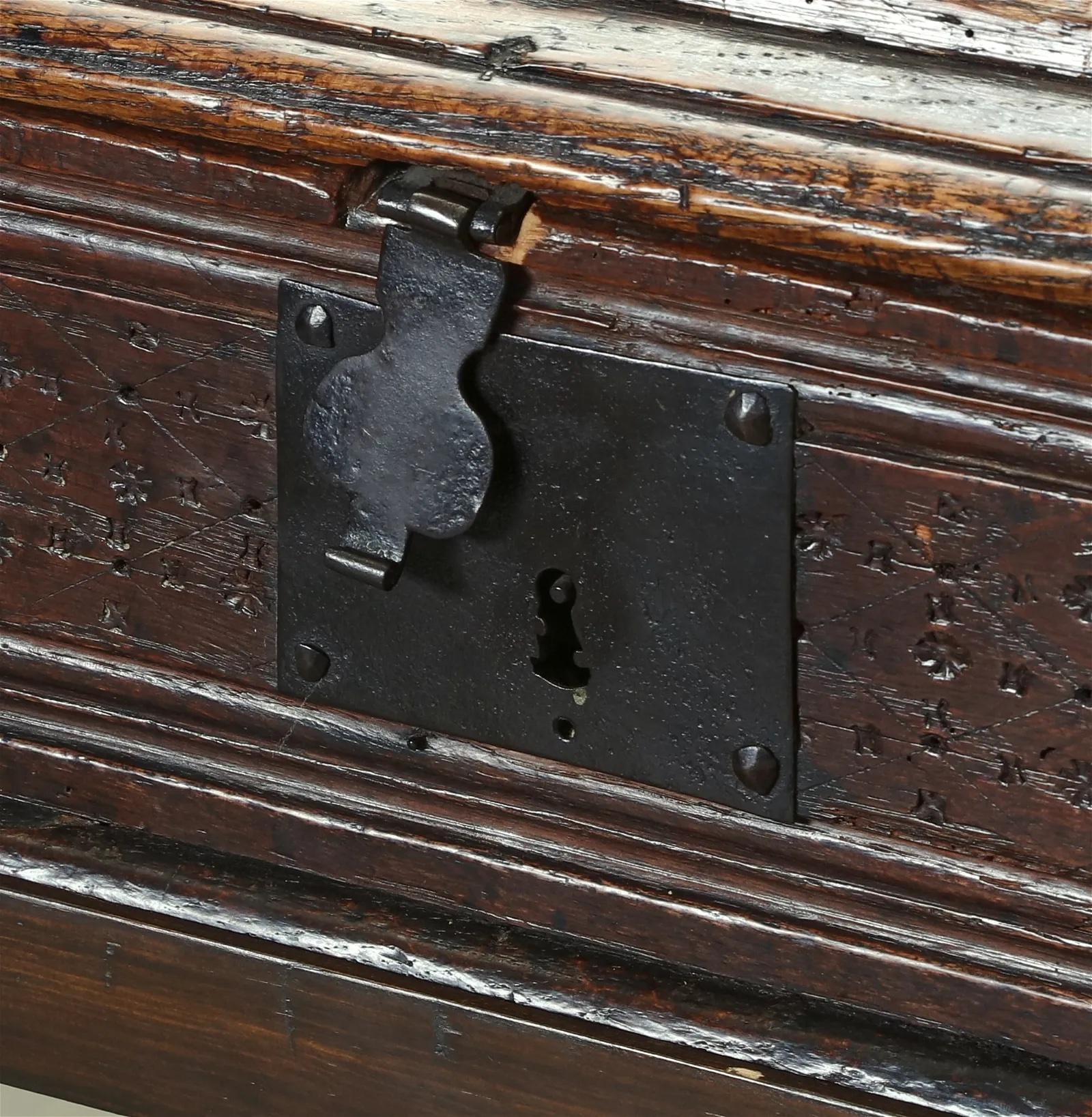 Antiker Jacobean Hand geschnitzt Eiche schräge Front Schreibtisch frühen 17. (Britisch) im Angebot