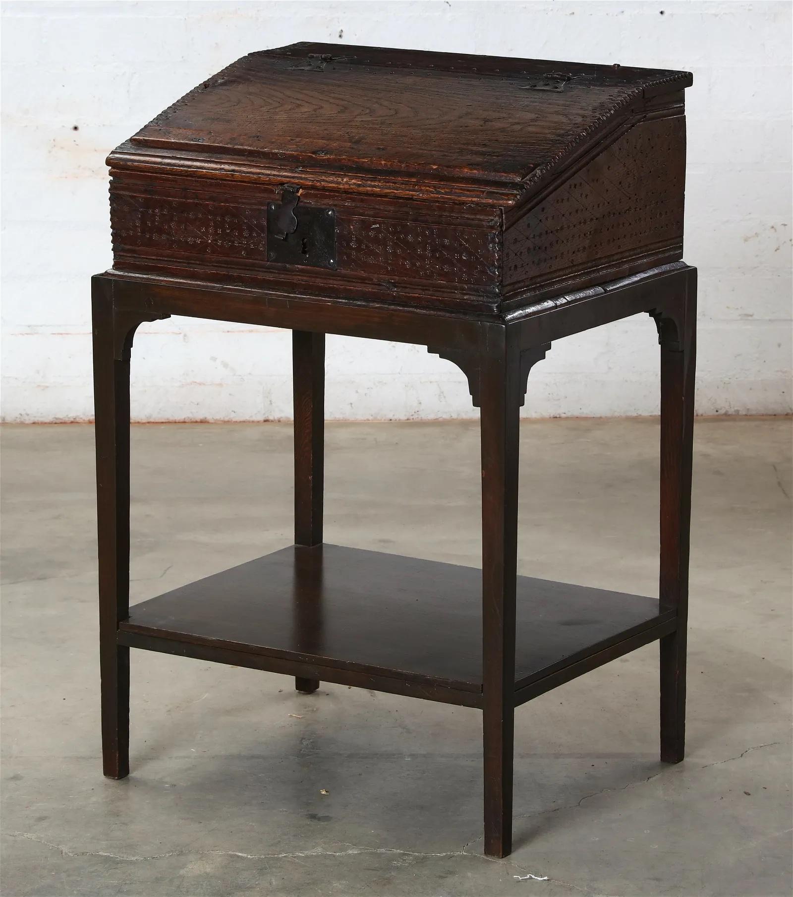Fino al XVIII secolo Antico scrittoio giacobiano intagliato a mano in Oak con fronte inclinato, inizio XVII secolo in vendita