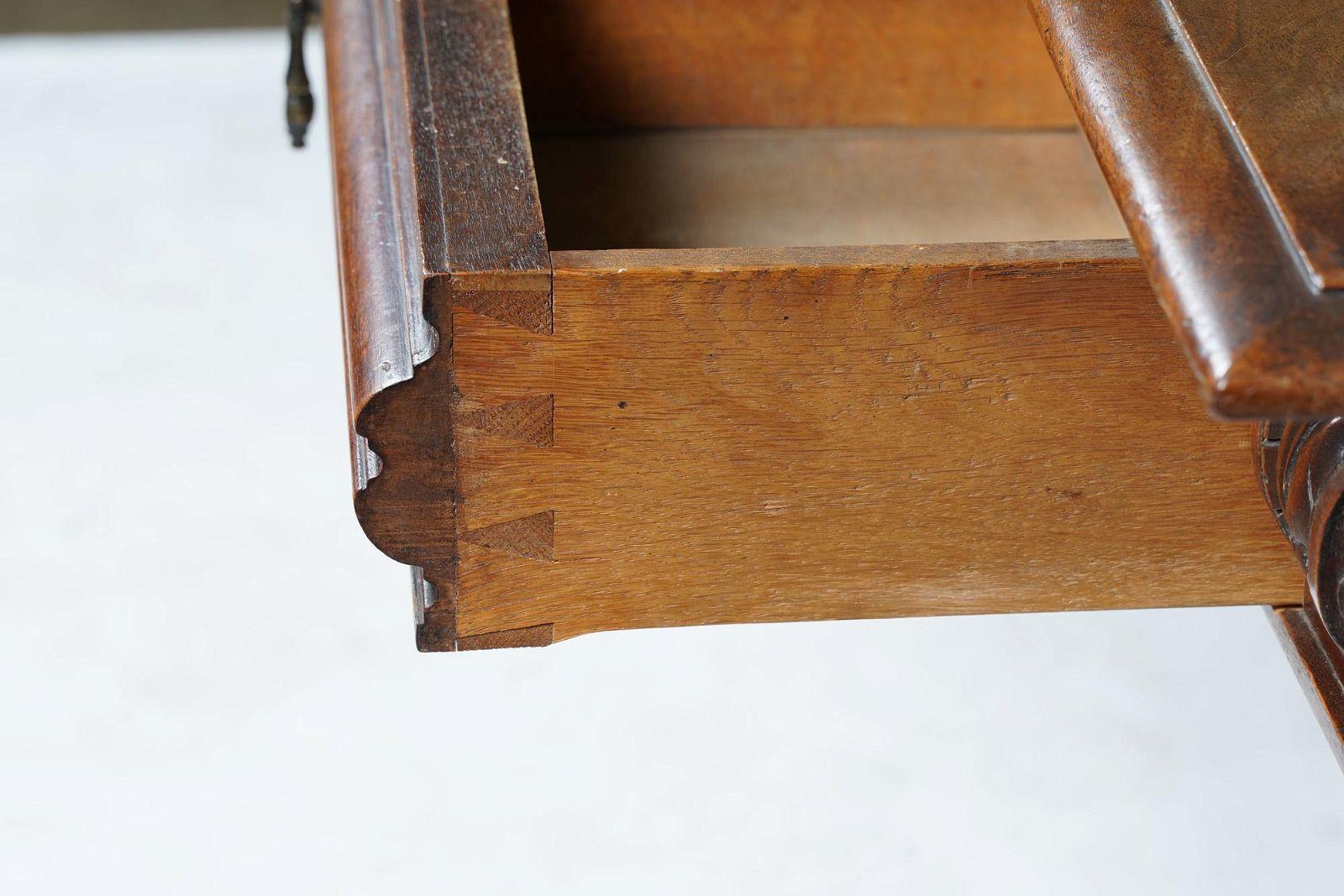 Américain Antique Table de bibliothèque en noyer de style Revival américain Mid Century en vente