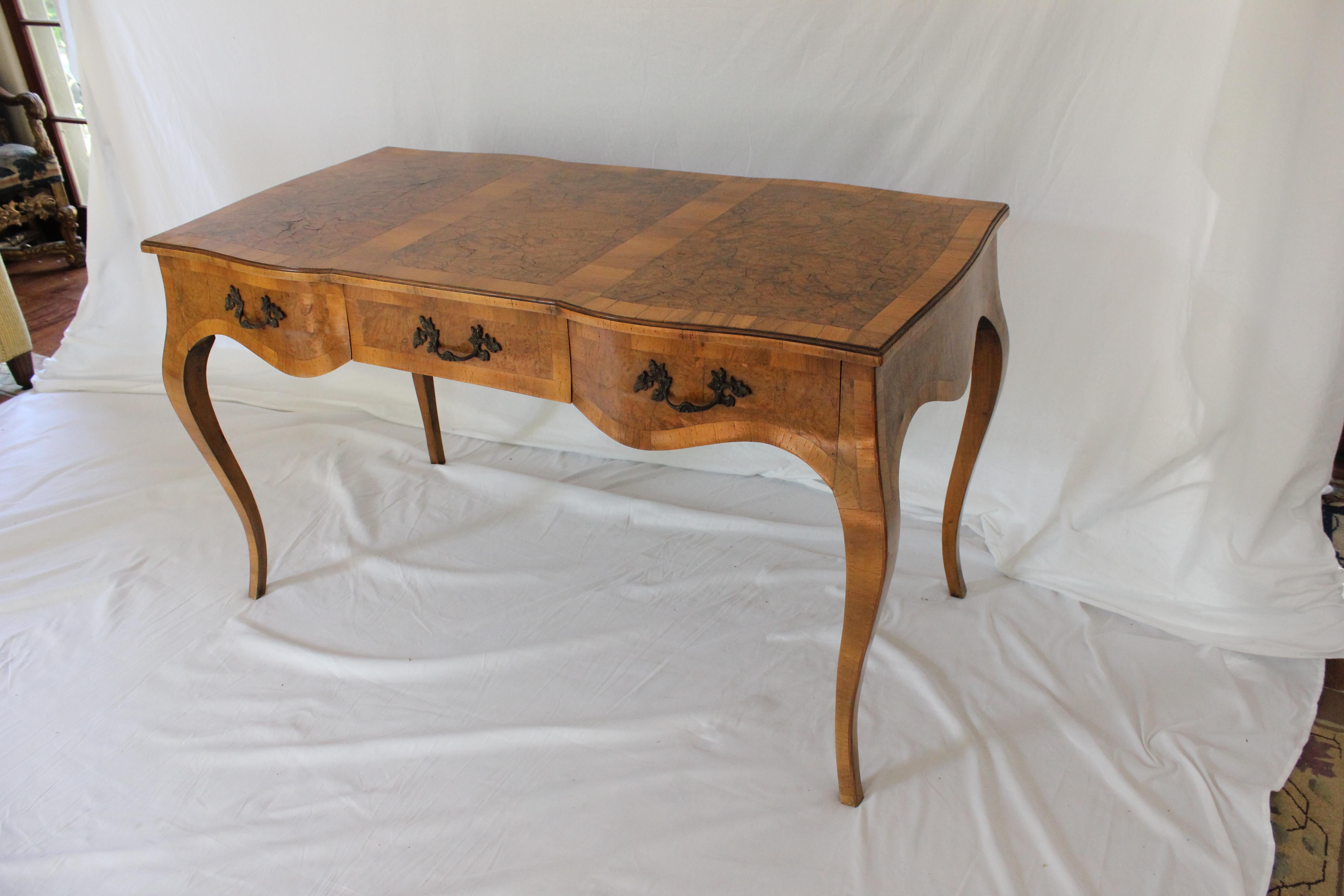 Antique French Louis XV Style Highly Figured Walnut Bureau Plat Desk Circa 1920 In Good Condition For Sale In Los Angeles, CA