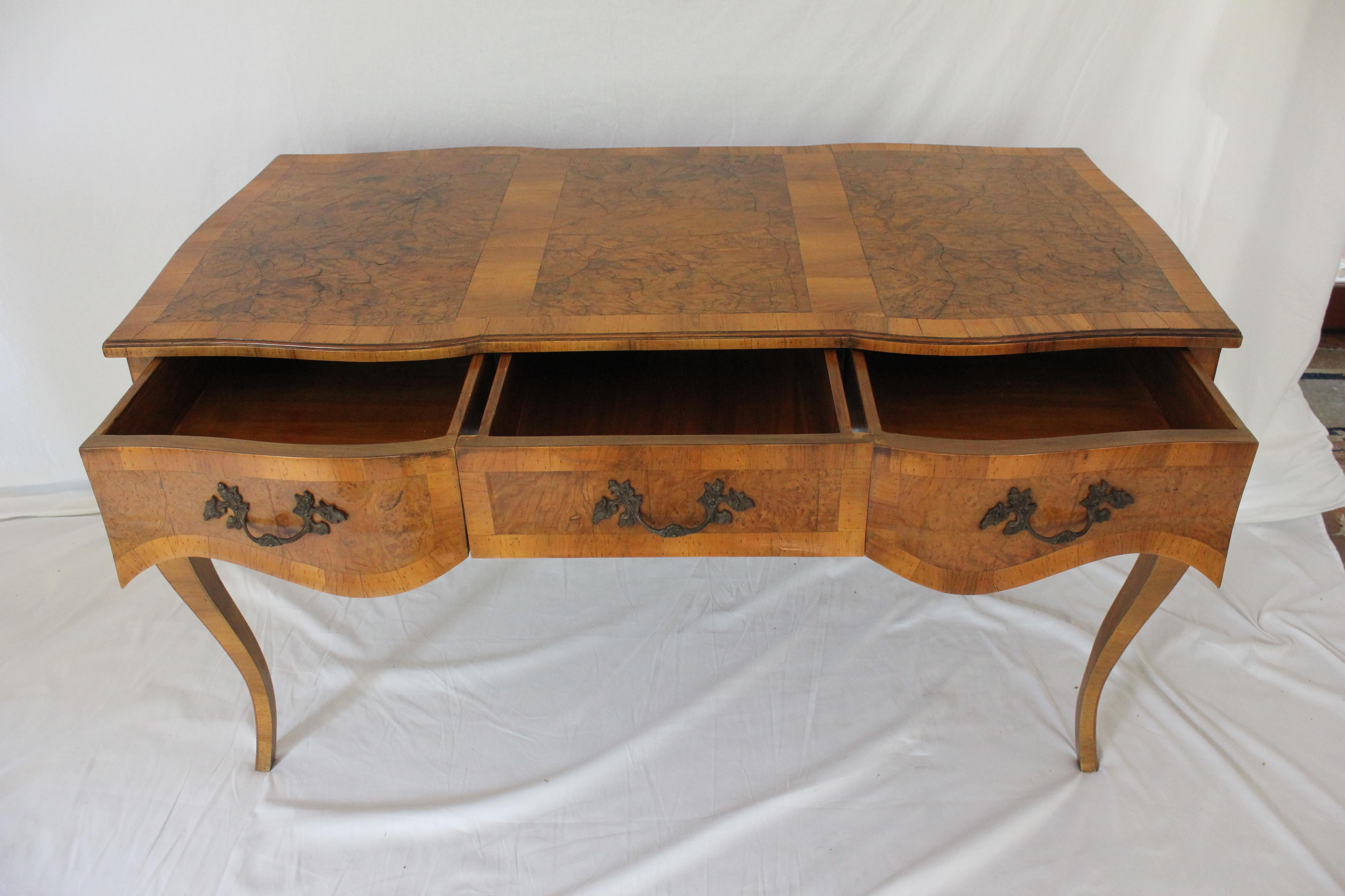 20th Century Antique French Louis XV Style Highly Figured Walnut Bureau Plat Desk Circa 1920 For Sale