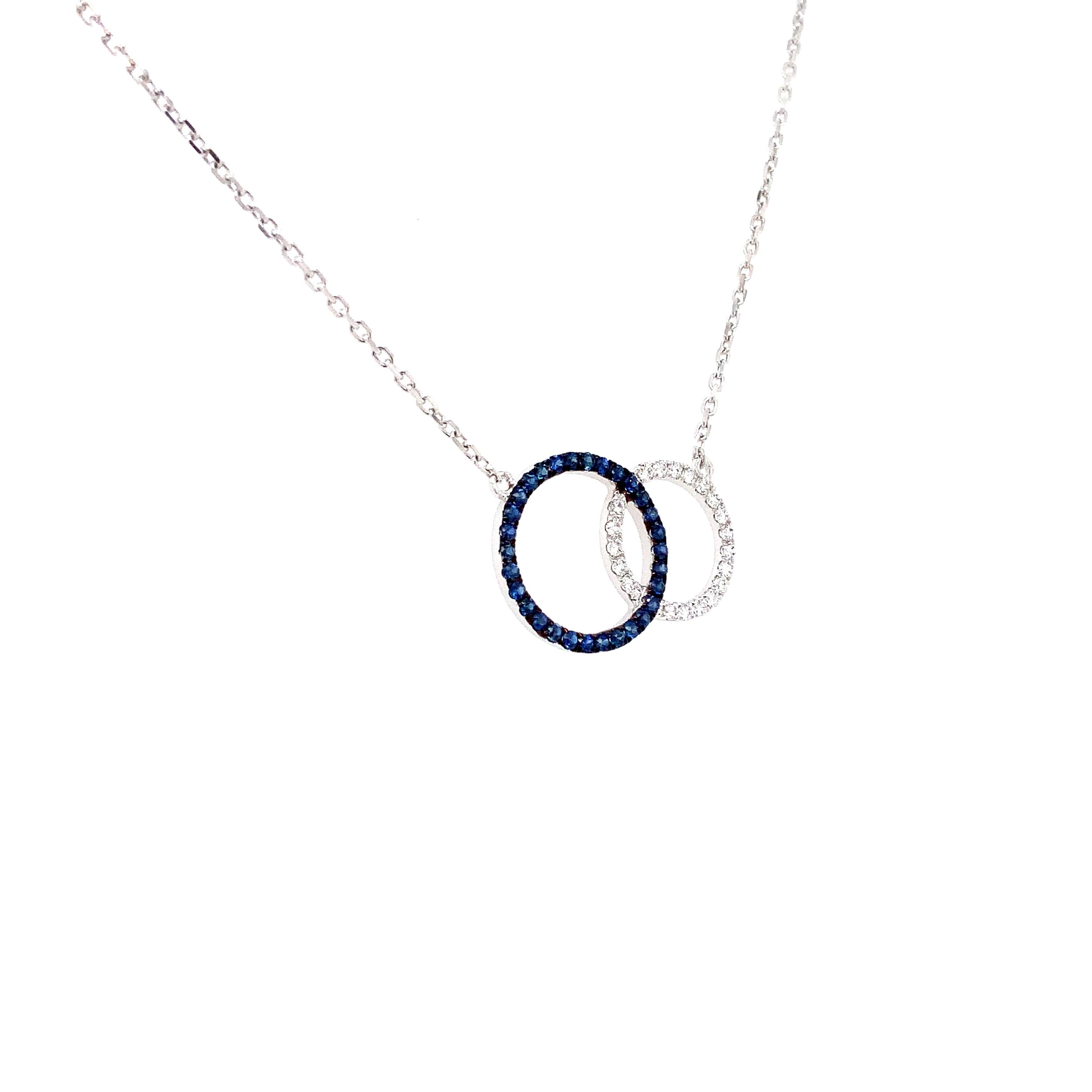 Taille brillant Afarin Collection Collier en or blanc 18 carats avec saphirs bleus et diamants en forme de nœud d'amour en vente