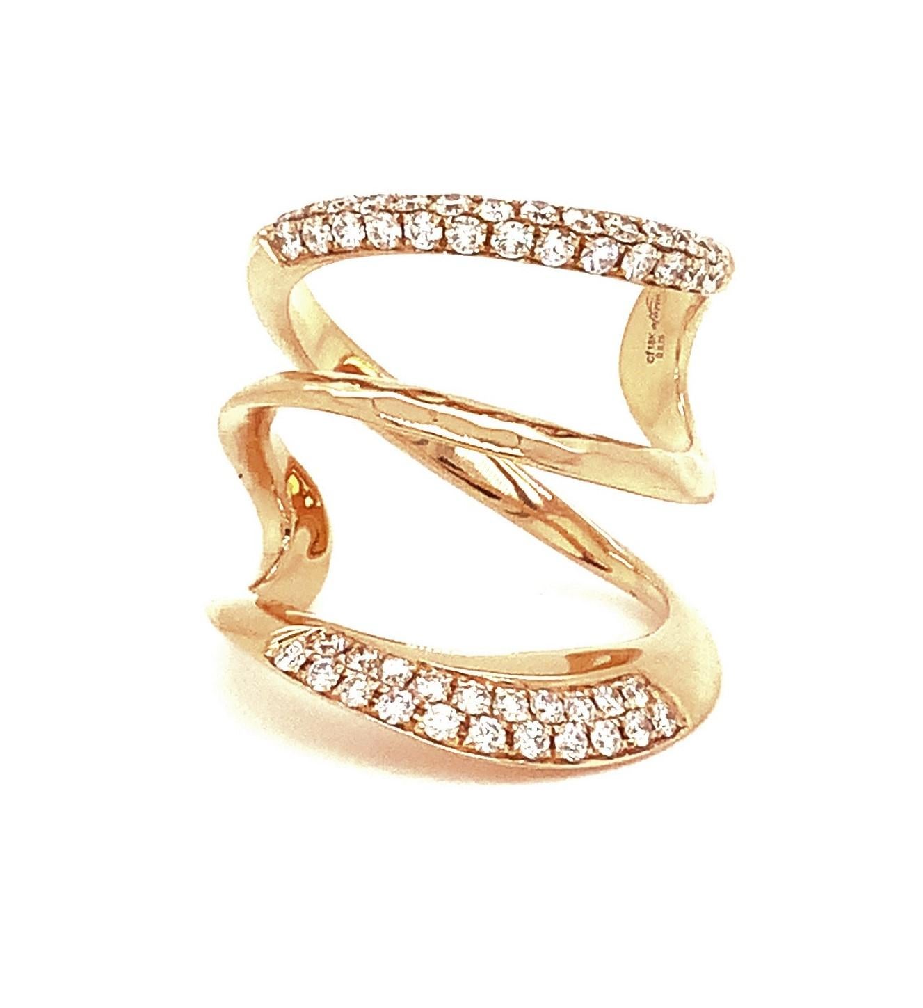  Dieser faszinierende Afarin Collection'S Triple Band Wide Knuckle Diamond Ring in 18Kt Rose Gold ist hochglanzpoliert und verfügt über ein Gesamtgewicht von 0,76ct Brillantschliff Diamanten von G Farbe und SI Klarheit. Mit einer beeindruckenden