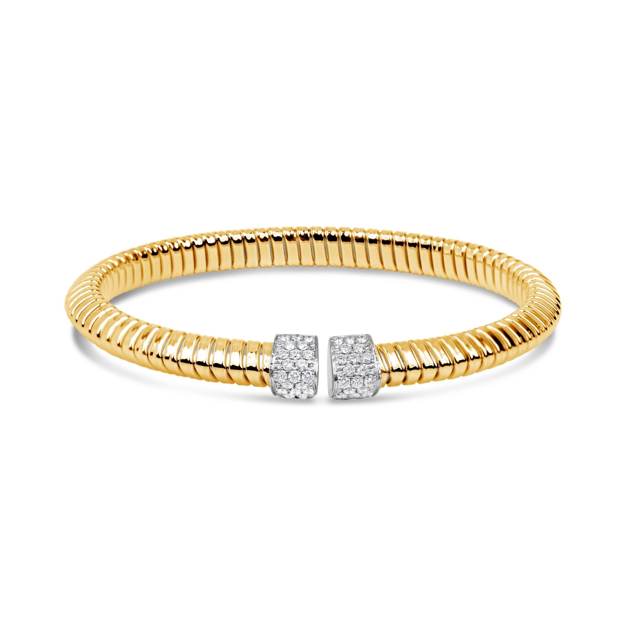 Bracelet manchette en or jaune et blanc 18 carats avec diamants Tubogas de la Collection S S.
40 diamants ronds de taille Brilliante = 0.50 cts p.c.
 Les diamants sont sertis en pavé dans de l'or blanc.
F - G en couleur VS en clarté
Excellente