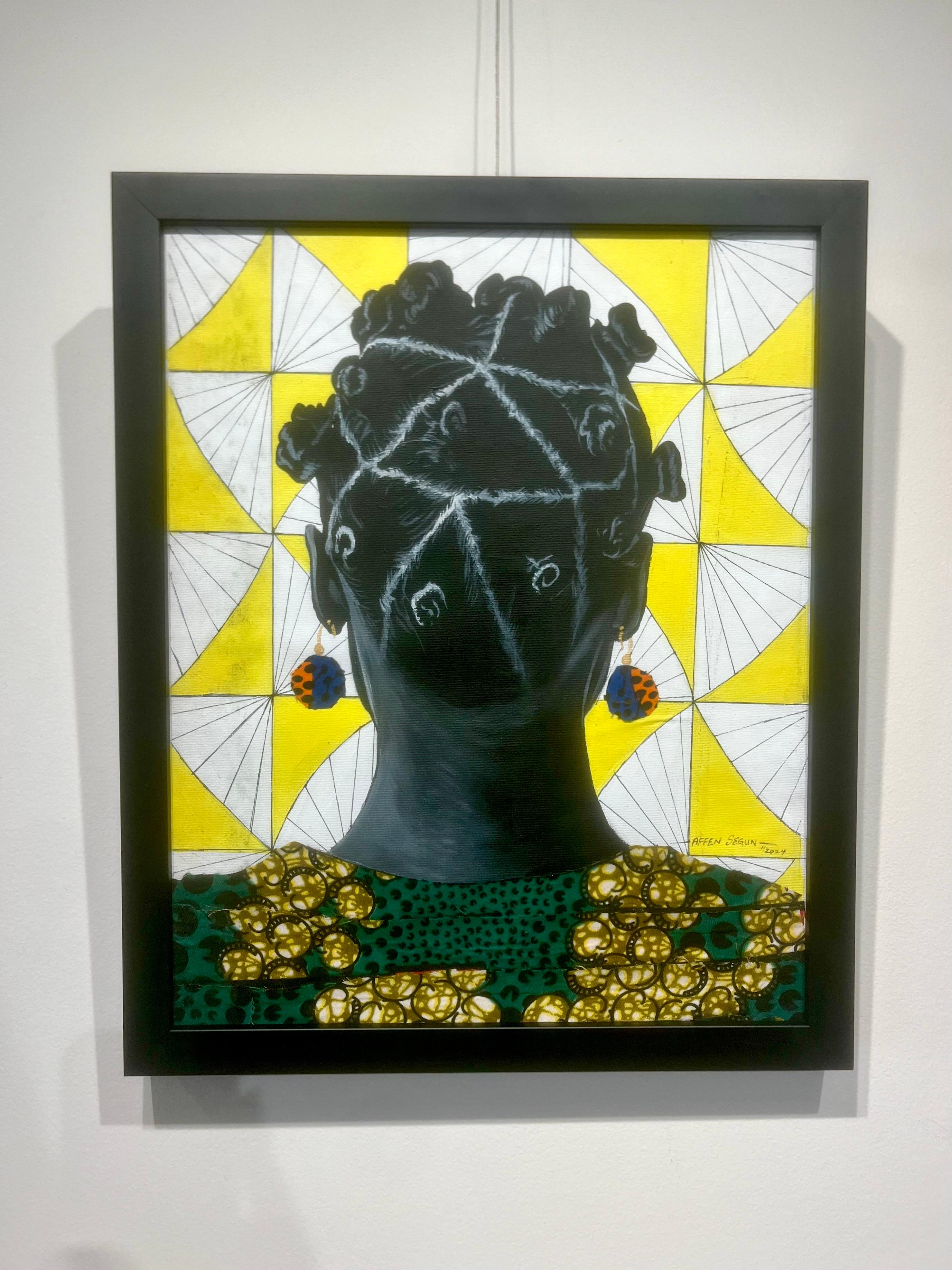 „Bantu Knot“ Rückblick auf das Porträt einer Frau mit Ohrringen und goldenem Hemd – Painting von Affen Segun