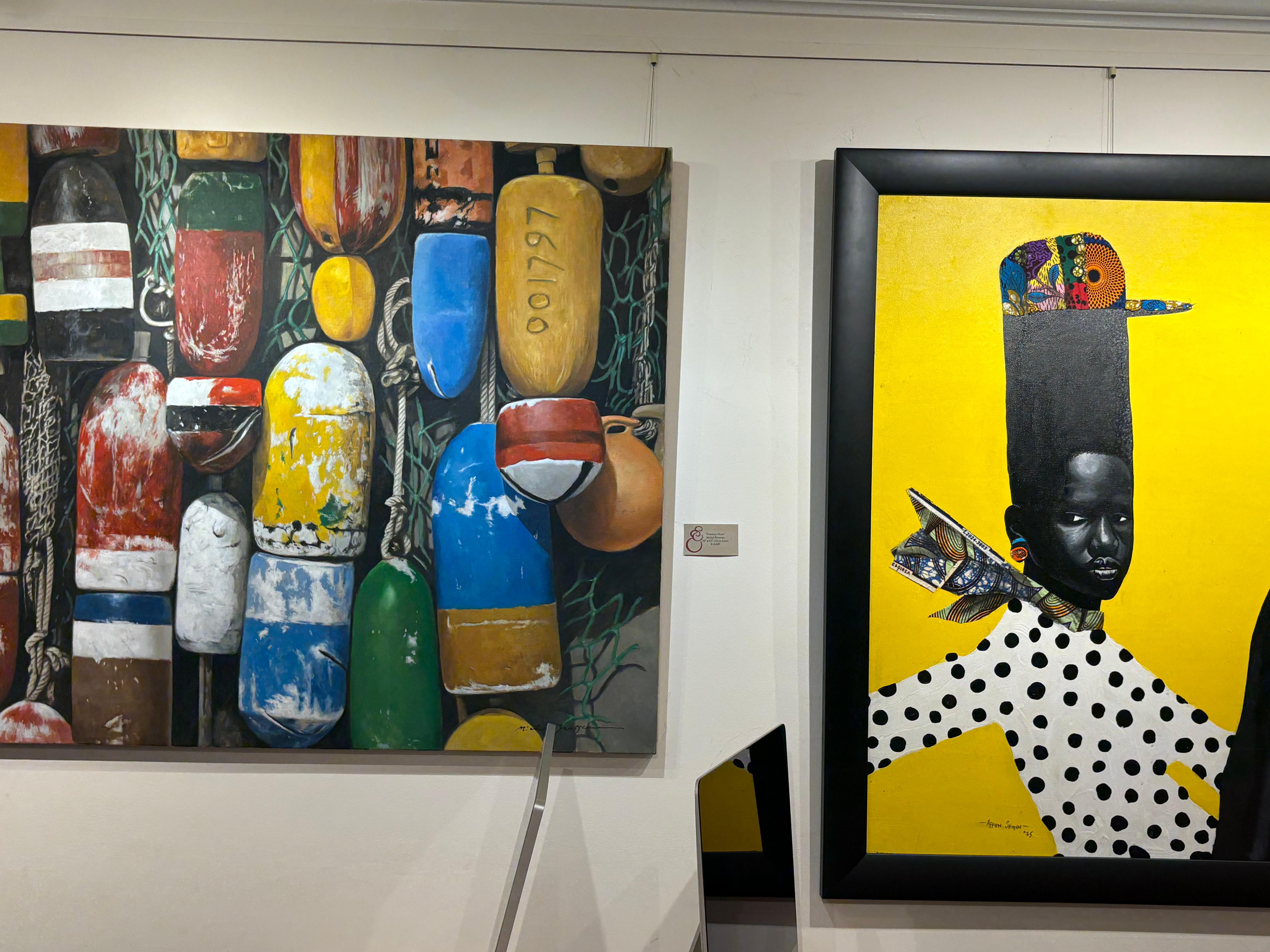 „Oni Fila Gogoro lX“ Frau mit gemustertem Bandana und Hut ruht in Selbstvertrauen – Painting von Affen Segun