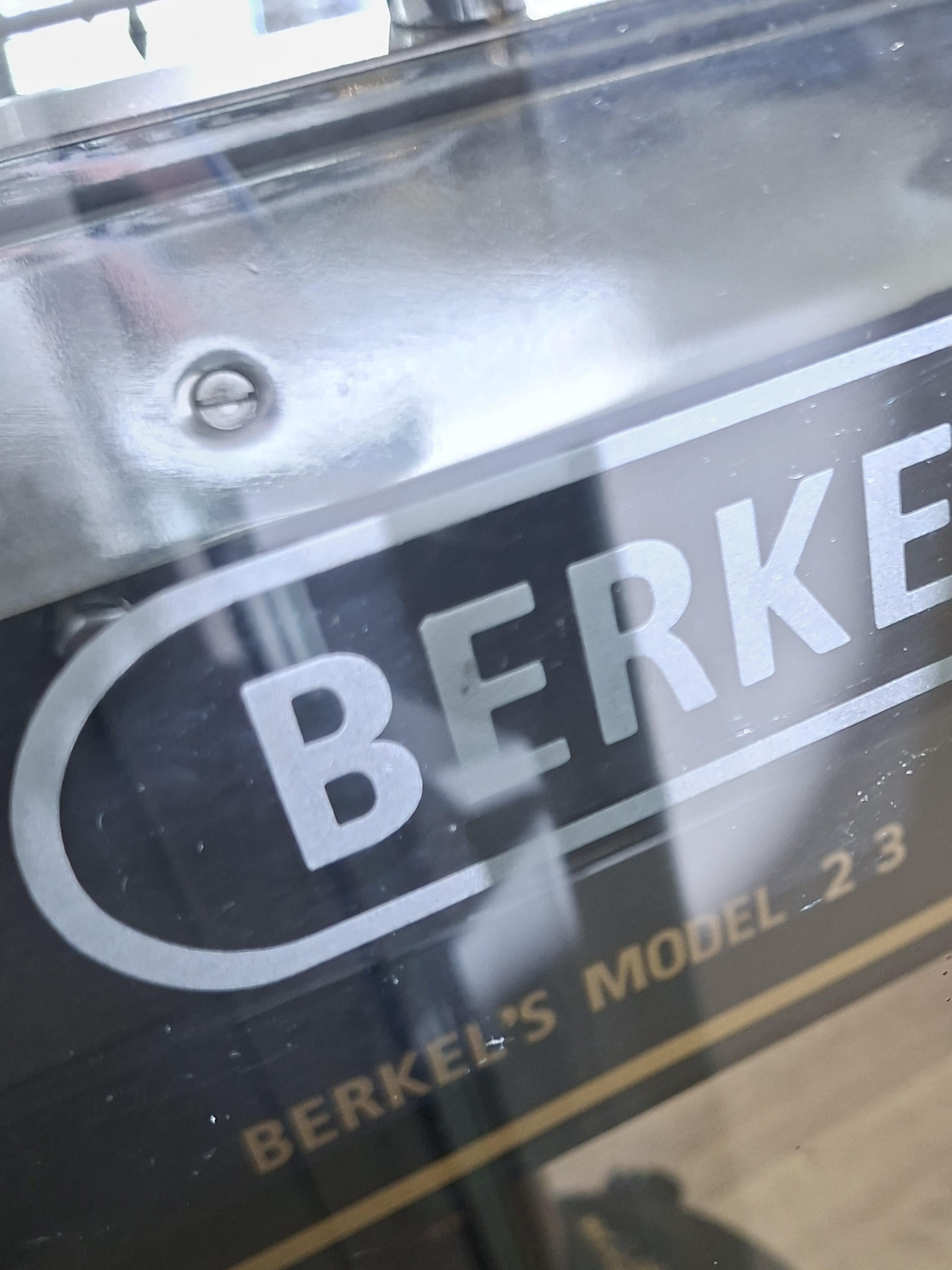 Berkel's Model 23 Vintage Flywheel Slicer - Berkel & Parnall's In Excellent Condition For Sale In Manzano, IT