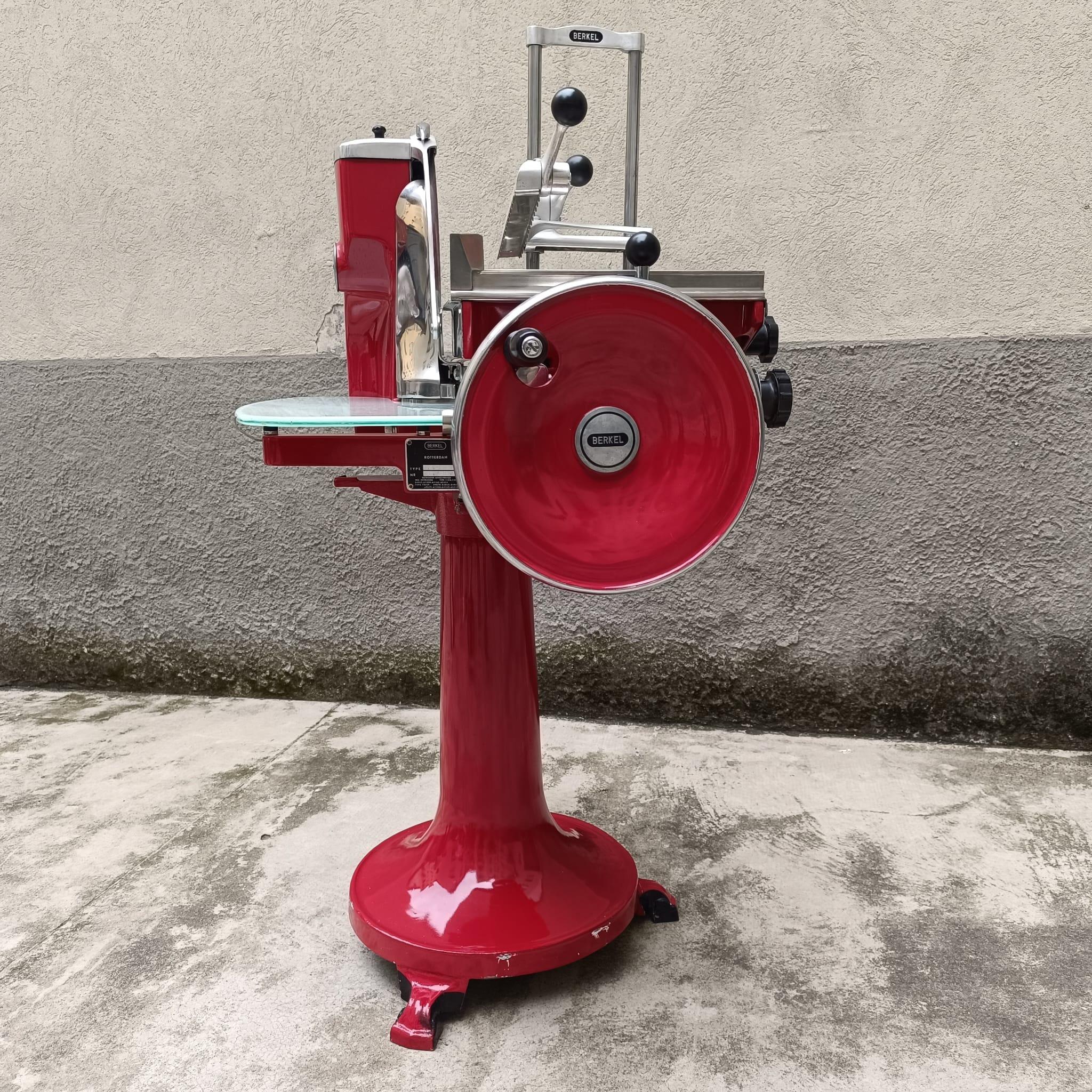 La cortadora de fiambres modelo 115 de Berkel es una de las máquinas más emblemáticas de la empresa holandesa, famosa por la calidad y el diseño distintivo de sus cortadoras mecánicas. Fabricada en hierro fundido y acero, la cortadora de fiambres