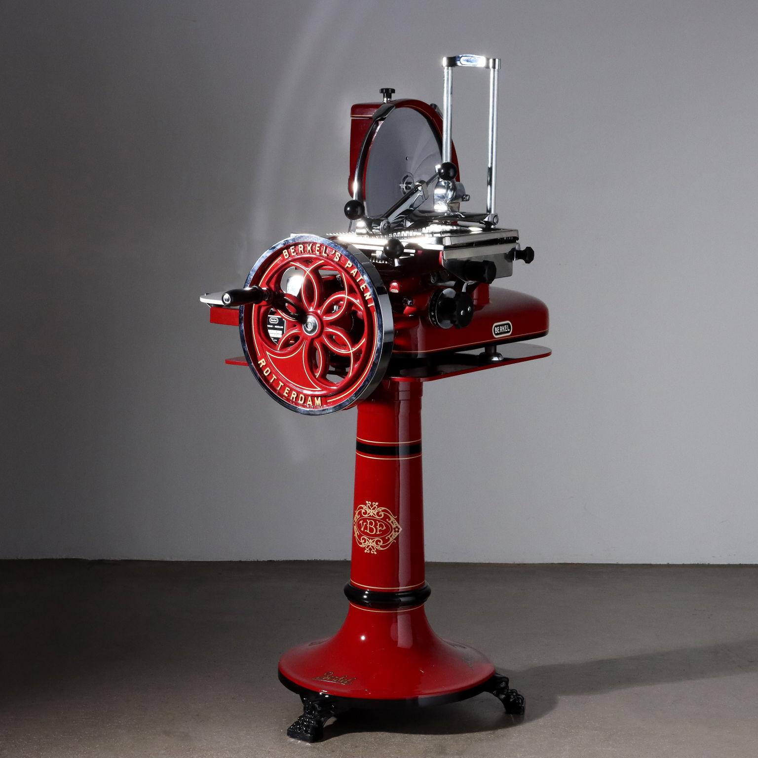 Trancheur Berkel modèle 115, peinture rouge, production européenne dans les années 1950. Il est doté d'un volant en forme de fleur, d'une lame de 37 cm et d'un socle en fonte. Complet, restauré et entièrement fonctionnel.