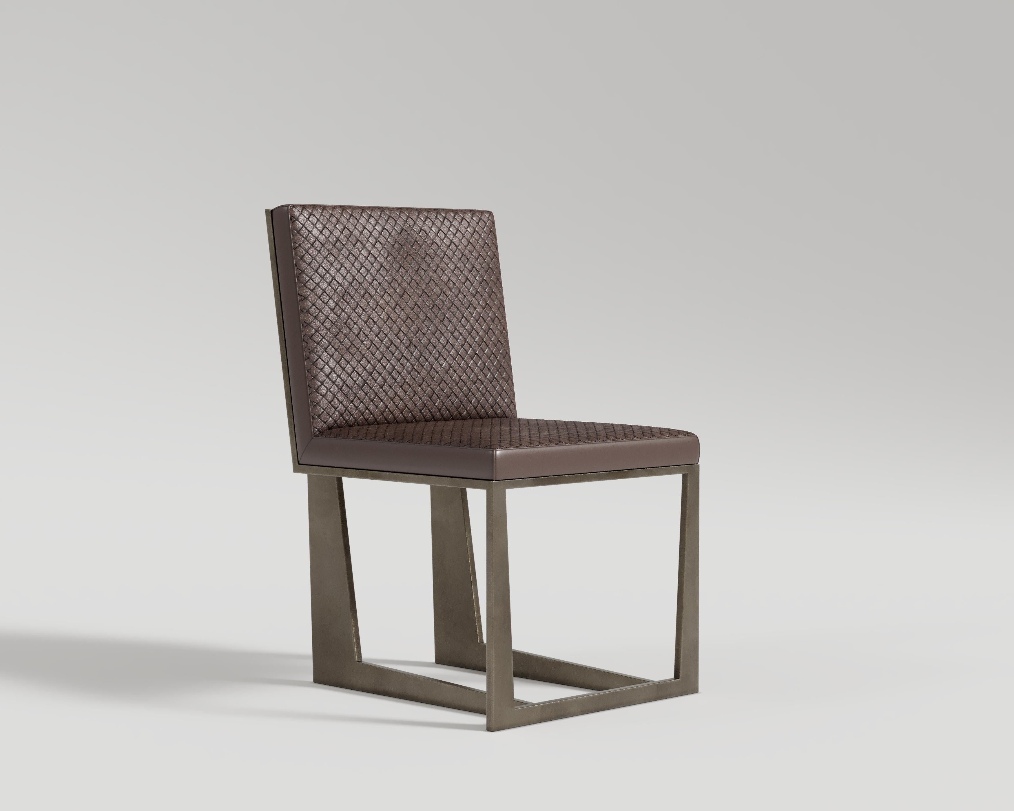 Chaise Affilato
La chaise de salle à manger Affilato présente un design méticuleusement élaboré qui associe une structure métallique robuste à une assise en cuir luxueux. Fabriquée à la main avec précision et souci du détail, la chaise présente une