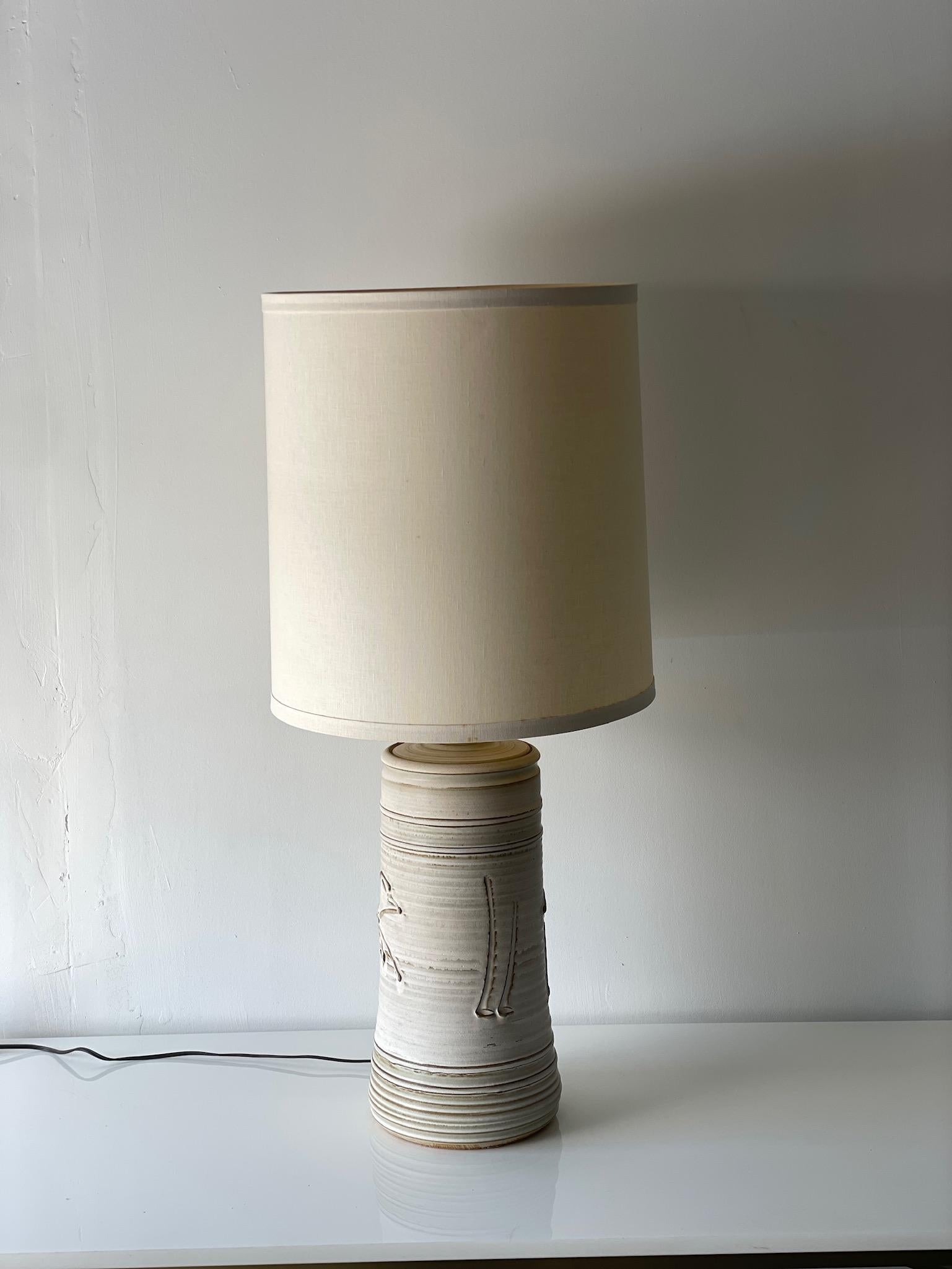 Diese makellose Lampe ist ein Beispiel für kalifornische Studiotöpferei aus der Mitte des Jahrhunderts. Sie wurde von Bob Kinzie für Affiliated Craftsmen entworfen und in Zusammenarbeit mit Phil Barkdall hergestellt. Die Lampe verfügt über einen