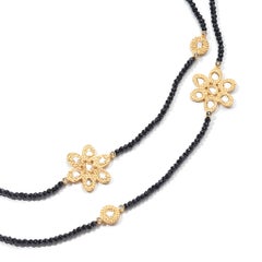 Collar Affinity de 20 quilates con cuentas de espinela negra, flor y componentes de ópera