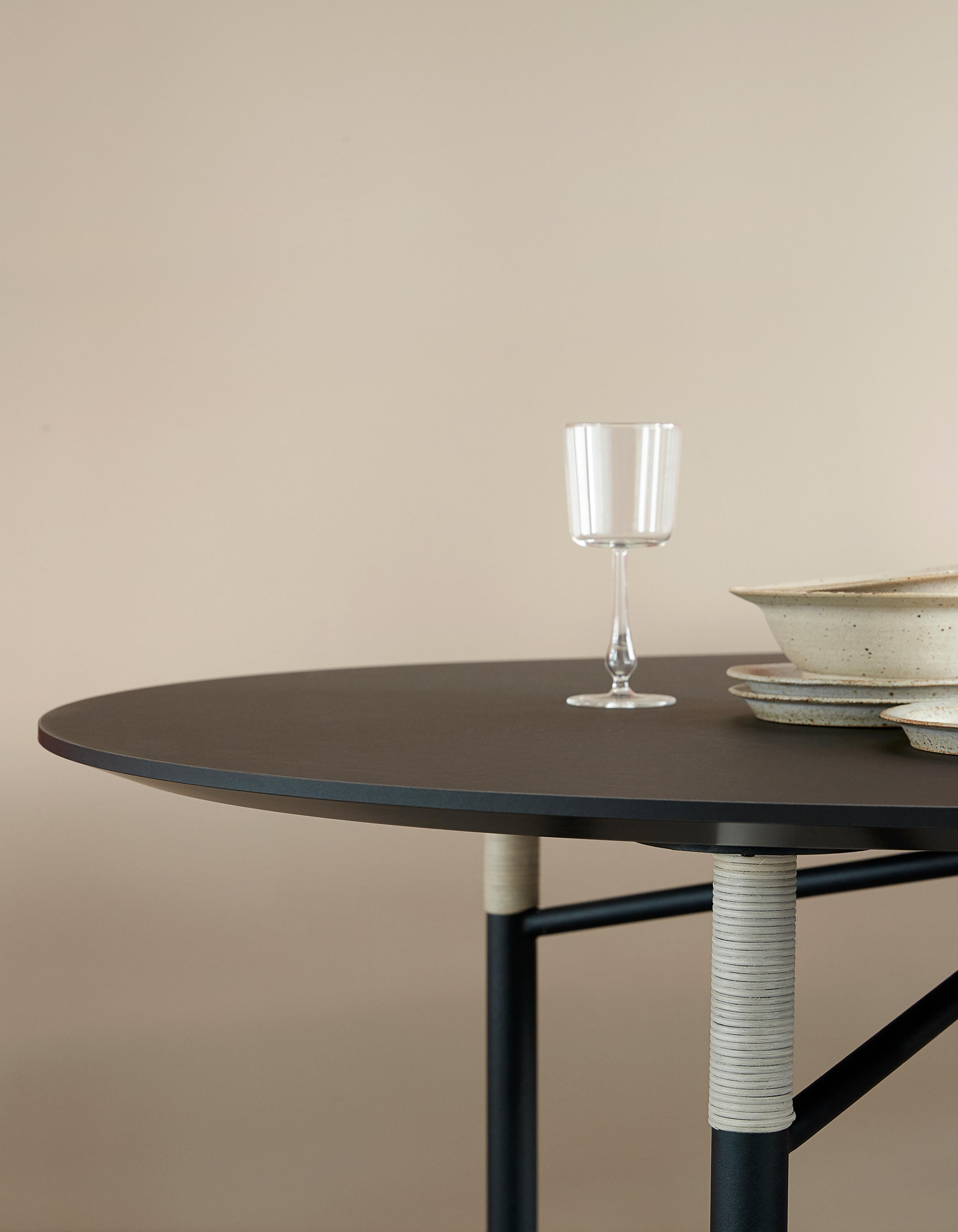 Poudré Table de salle à manger Affinity en Ellipse noir par Halskov & Dalsgaard Design en vente