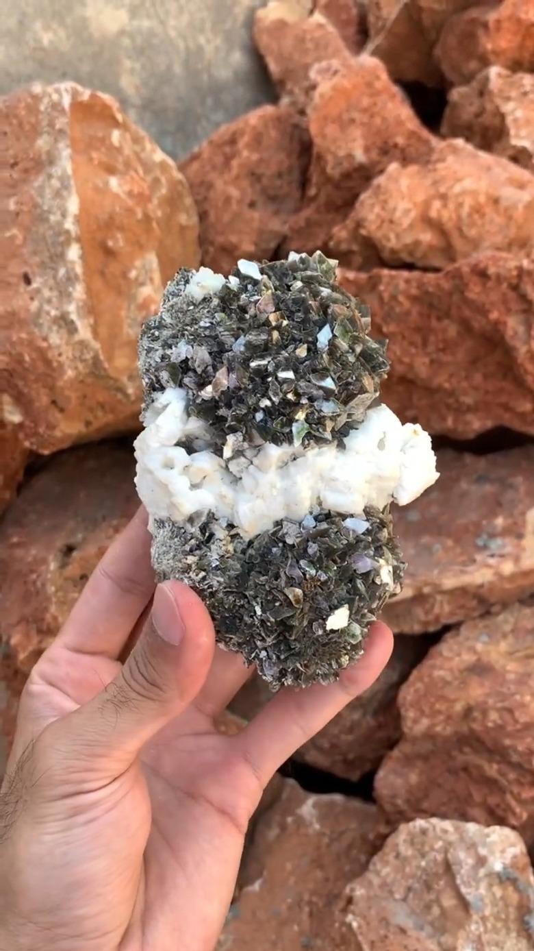 Affordable Glittery Muscovite Mica Crystal on Cleavelandite Matrix from Pakistan In New Condition For Sale In Bangkok, TH