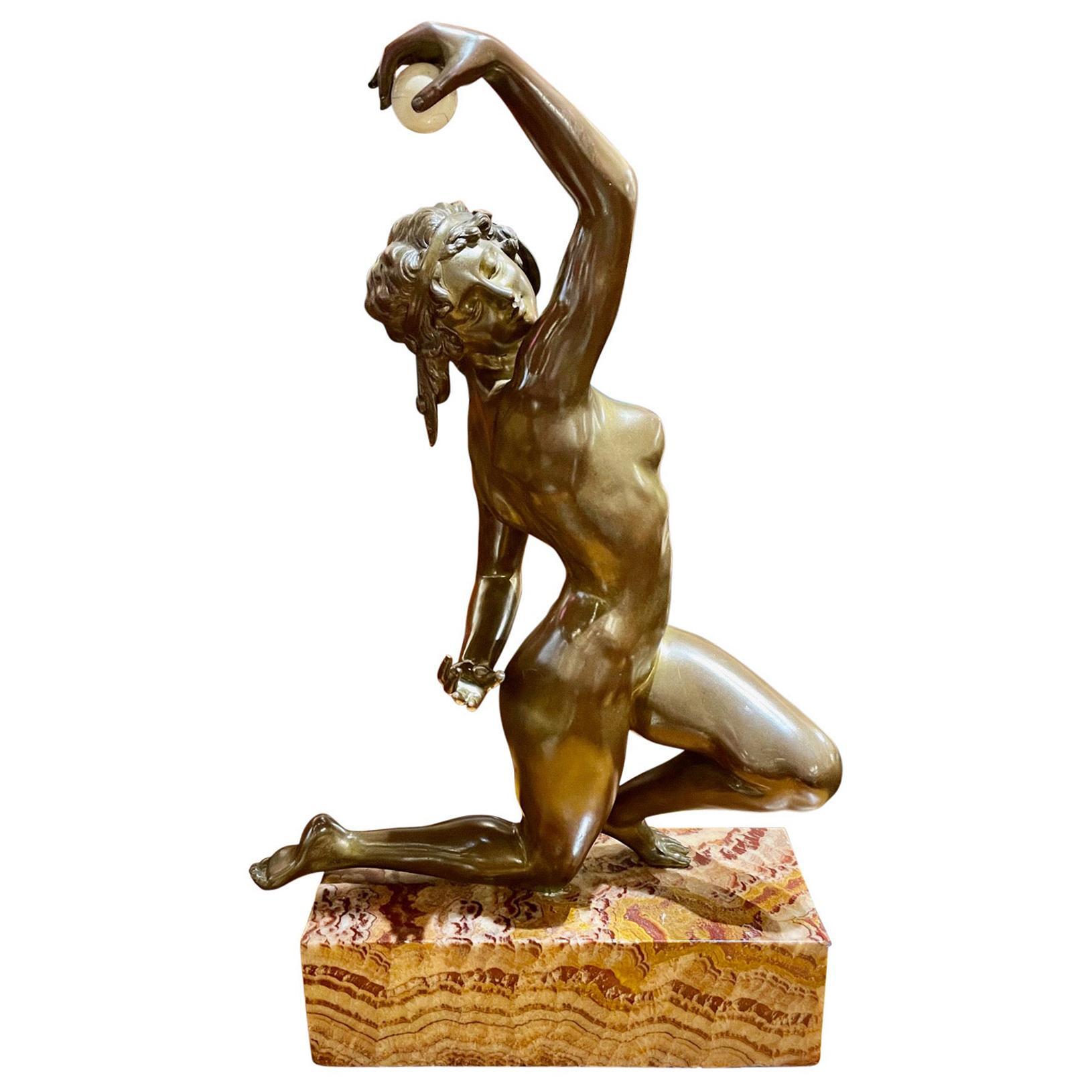 Sculpture de bronze en bronze du début de l'Art déco représentant une danseuse par Affortunato Gori. Il s'agit de l'une des pièces les plus spectaculaires que nous ayons proposées. La patine d'or sombre est lisse et impeccable, mettant en valeur
