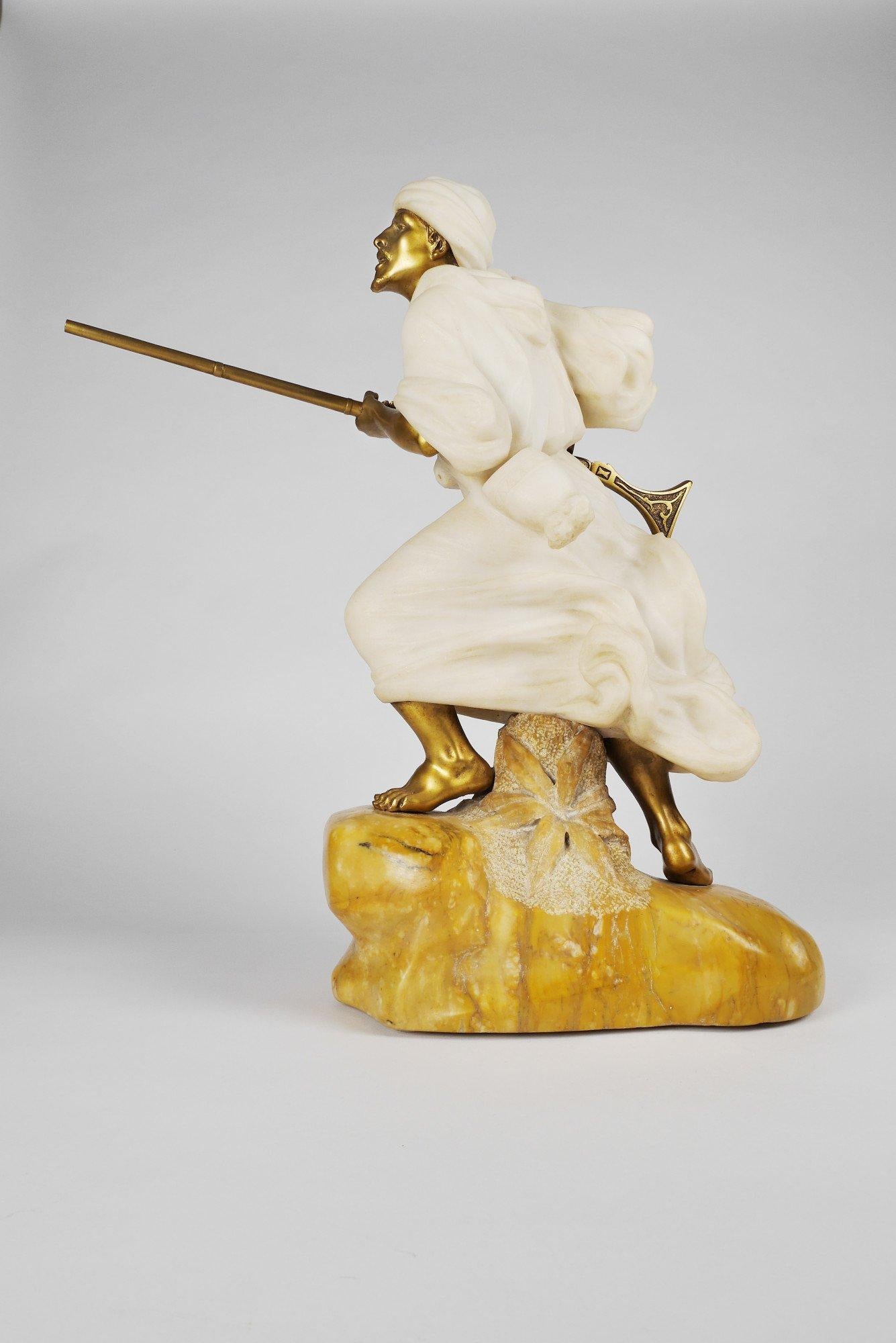 Die vergoldete Jagdskulptur eines Jägers aus Bronze und Marmor von Affortunato Gory im Angebot 2