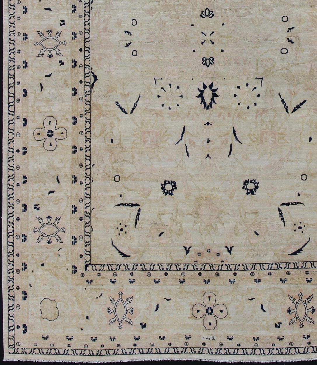 Aufwändiges Blumen- und Medaillonmuster afghanischer Täbriz-Teppich in neutralen Farben, Teppich 19-0815, Herkunftsland / Art: Afghanistan / Täbris, um 1980.

Dieses spektakuläre Täbris ist von einer prächtigen Pracht, die den königlichen Geschmack
