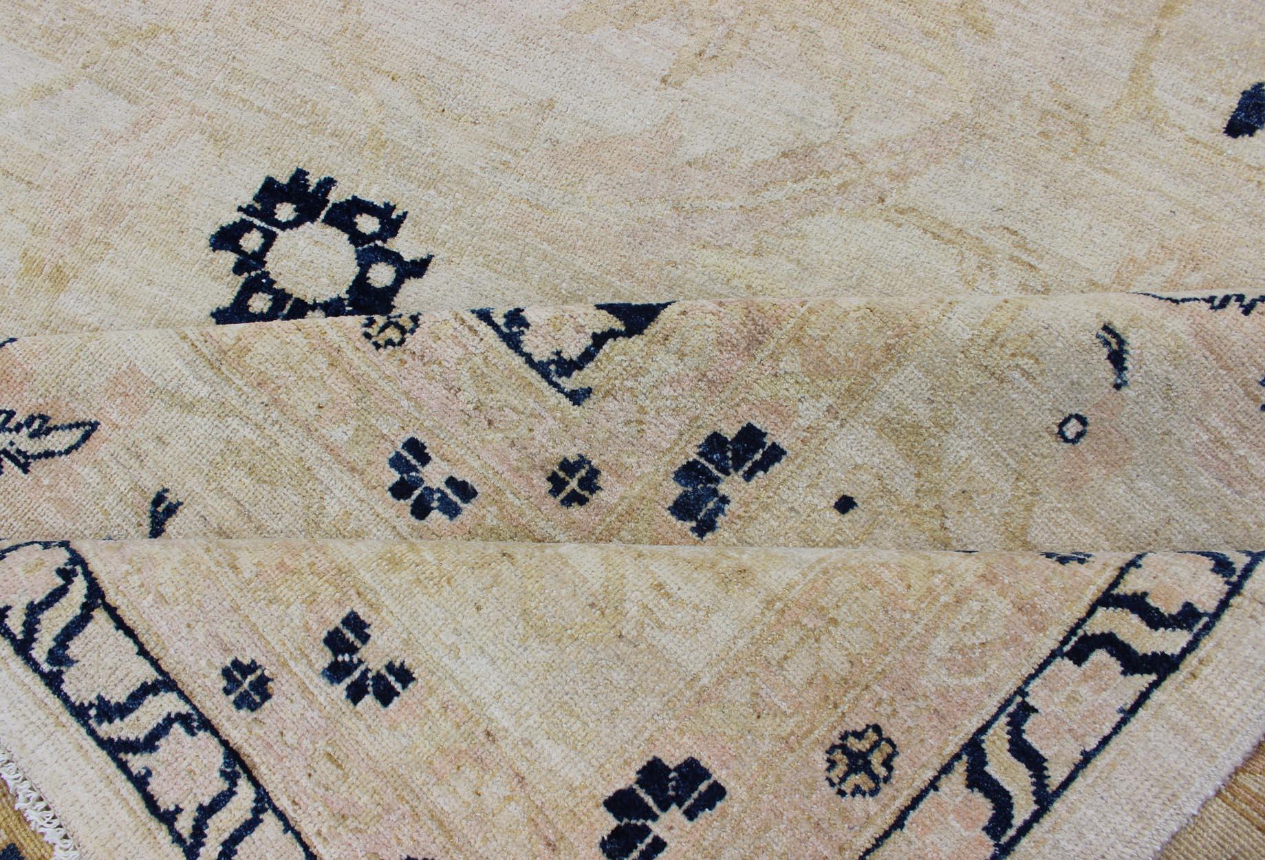 Afghanischer All-Over-Tabriz-Teppich in Blau:: Creme und heller Butterfarbe (Ende des 20. Jahrhunderts) im Angebot
