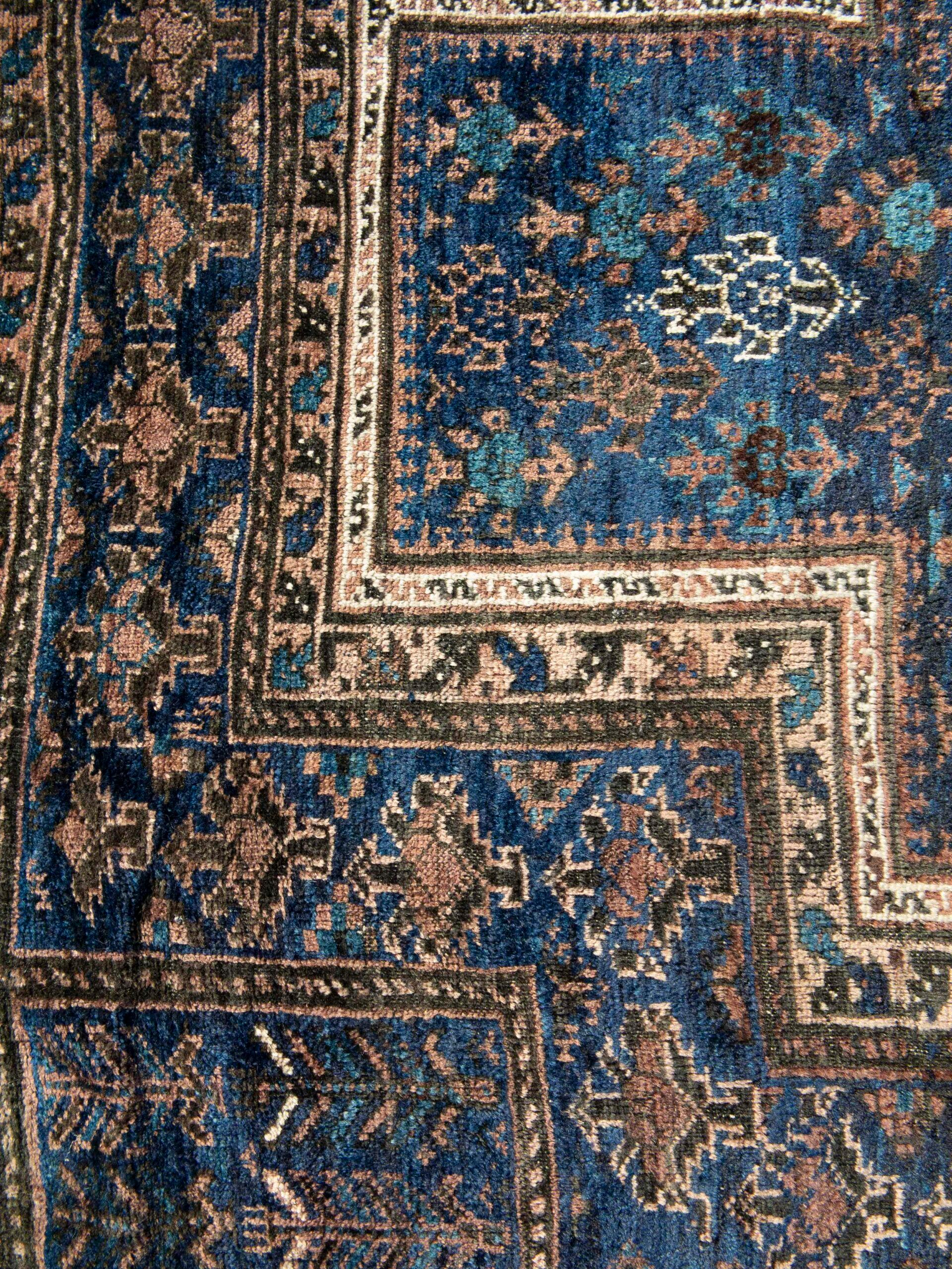 Antigua alfombra afgana de oración baluch azul oscuro, Siglo XIX

Urdimbre y trama de seda.

Información adicional:
Dimensiones: 3'6