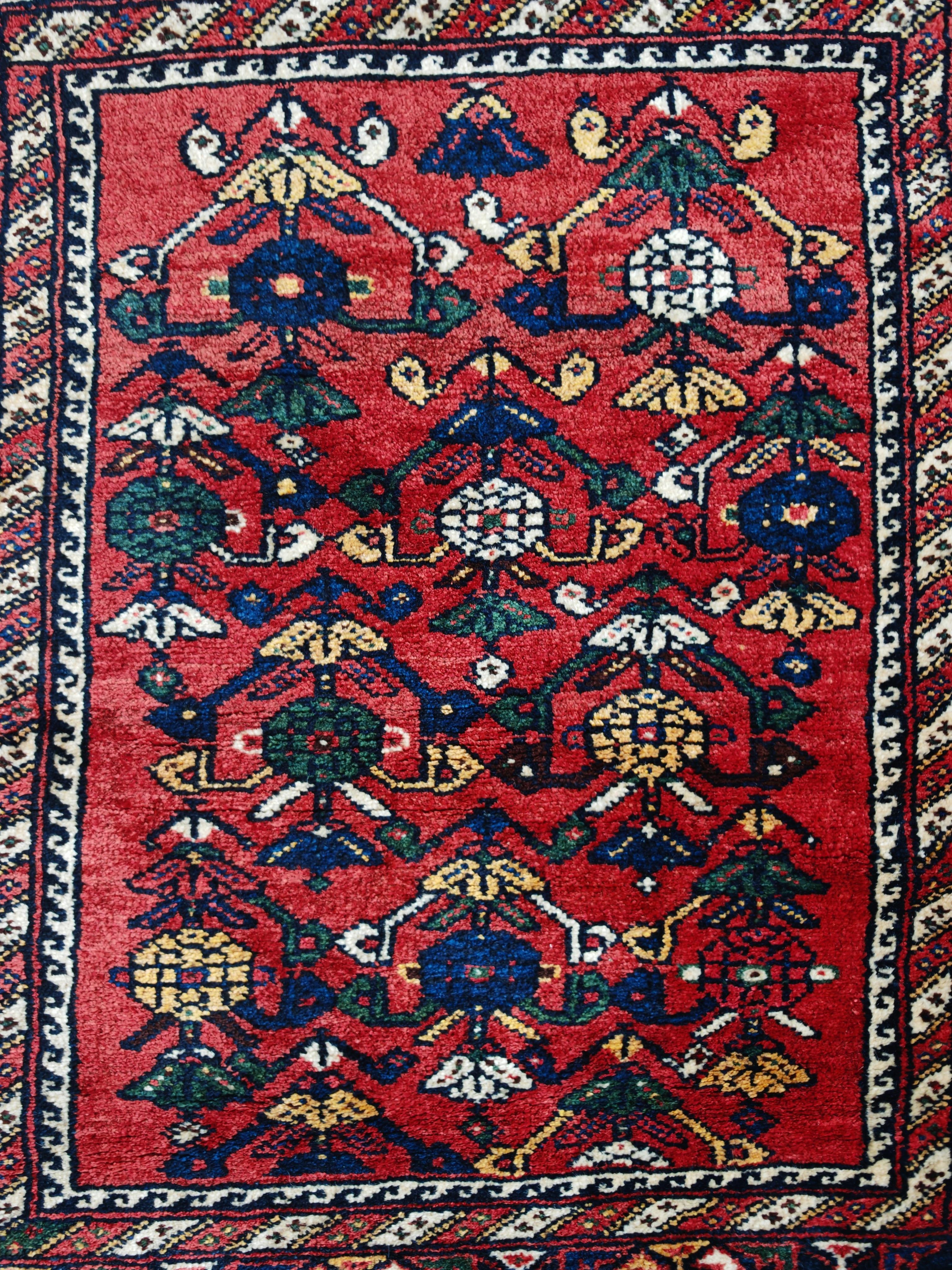 In diesem Angebot finden Sie ein spektakuläres Vintage Jual - eine große Tasche oder Kissenhülle für ein Bodenkissen, handgewebt von afghanischen Stämmen. Sie verfügt über große Griffe auf jeder Seite und reiche florale Ornamente in schönen Farben.