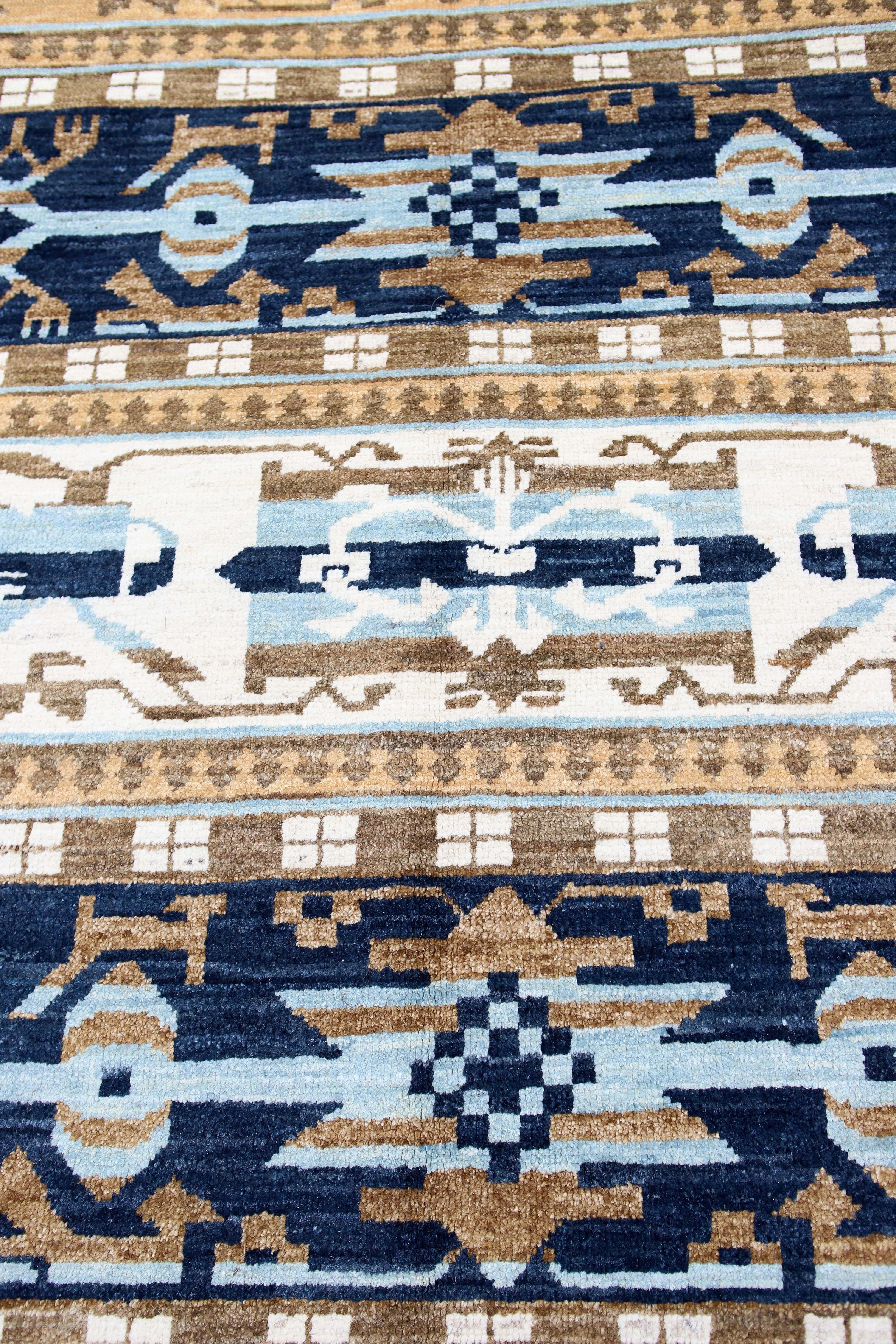 Tapis 10x14 de style transitionnel bleu afghan.
Noué à la main avec de la laine filée à la main, tissé en Afghanistan. Mesures : 10'4' x 14