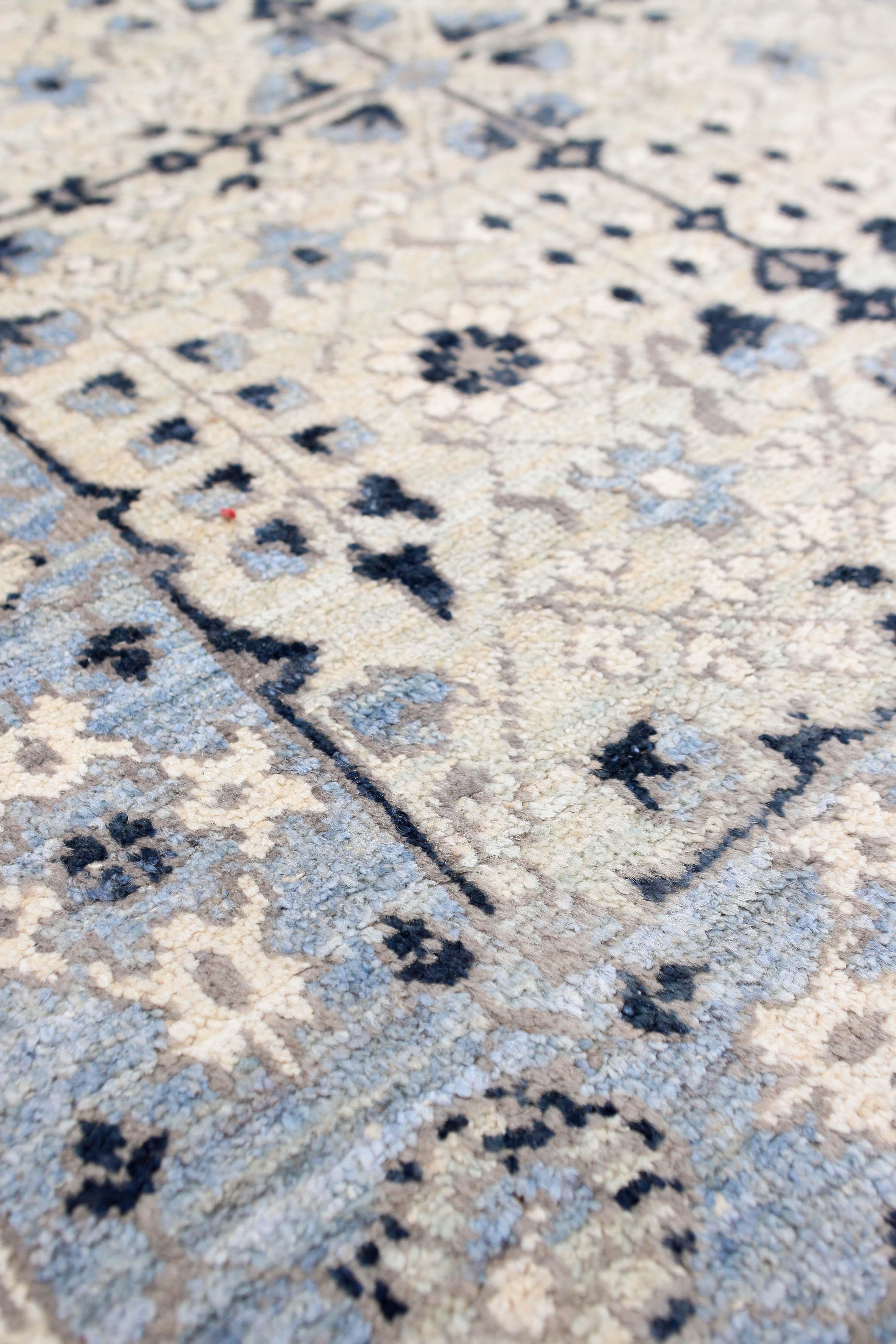 Tapis de transition bleu afghan 10x14.
Noué à la main avec de la laine filée à la main, tissé en Afghanistan.
Ce tapis magnifiquement conçu se distinguera dans n'importe quelle pièce.

Fabriqué en 100% laine.
Teinté dans la masse pour des