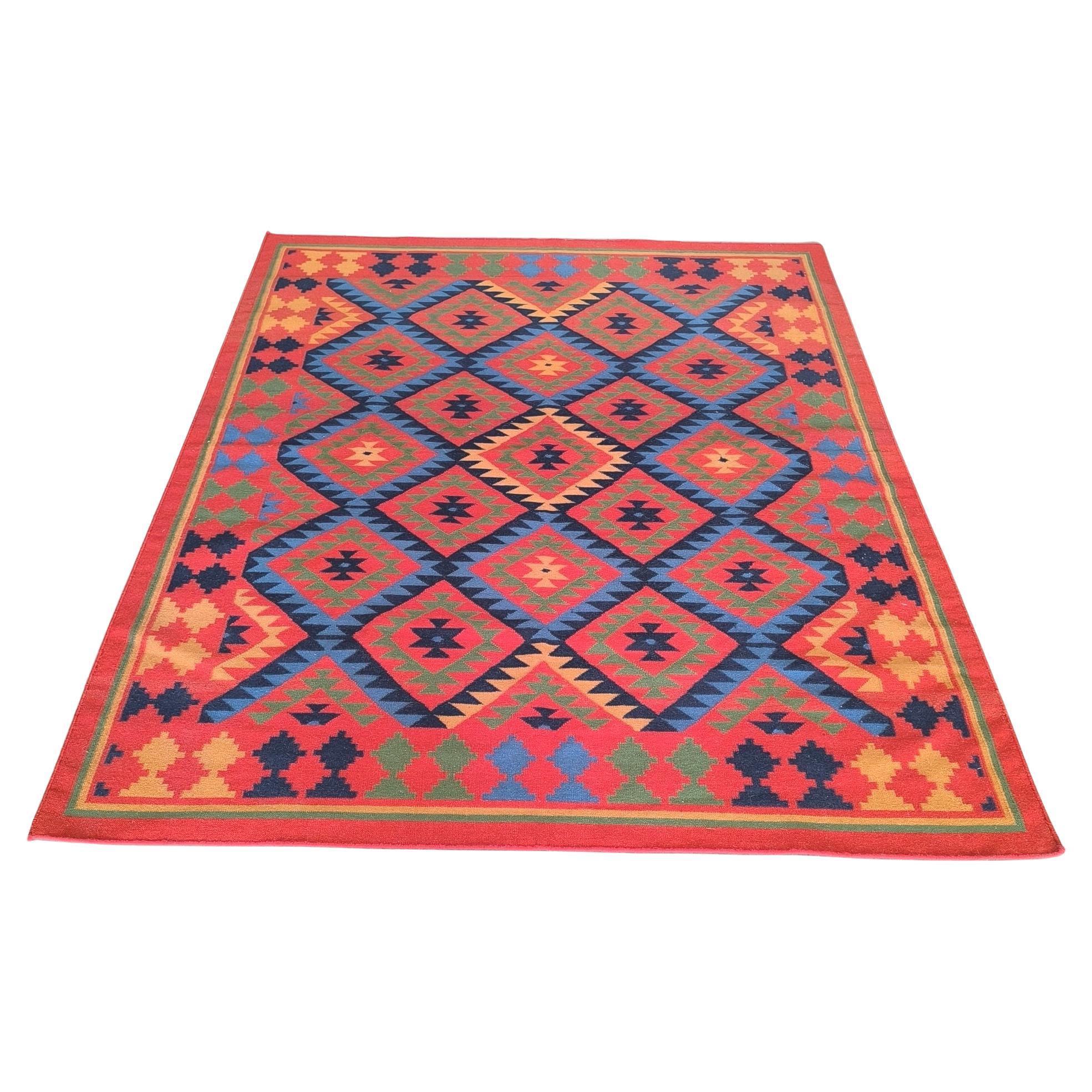 Ein traditioneller afghanischer Kilim-Teppich im Vintage-Stil, der mit altehrwürdigen, über Generationen weitergegebenen Techniken handgewebt wurde. Das 248 x 200 cm große, flachgewebte Stück ist aus 100 % handgesponnener Wolle gefertigt und zeigt