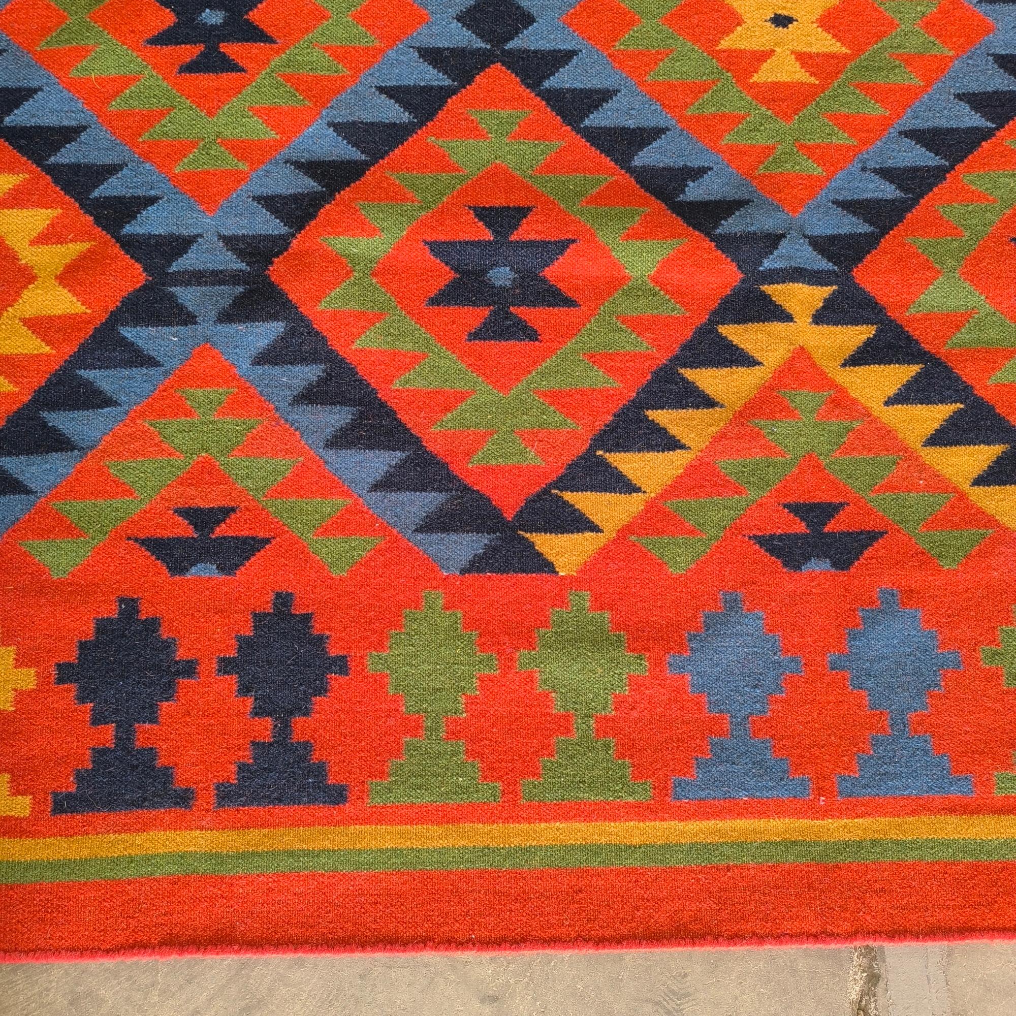 Afghanischer flachgewebter Vintage-Teppich, handgewebter Kilim, buntes geometrisches Stammesdesign (Wolle) im Angebot
