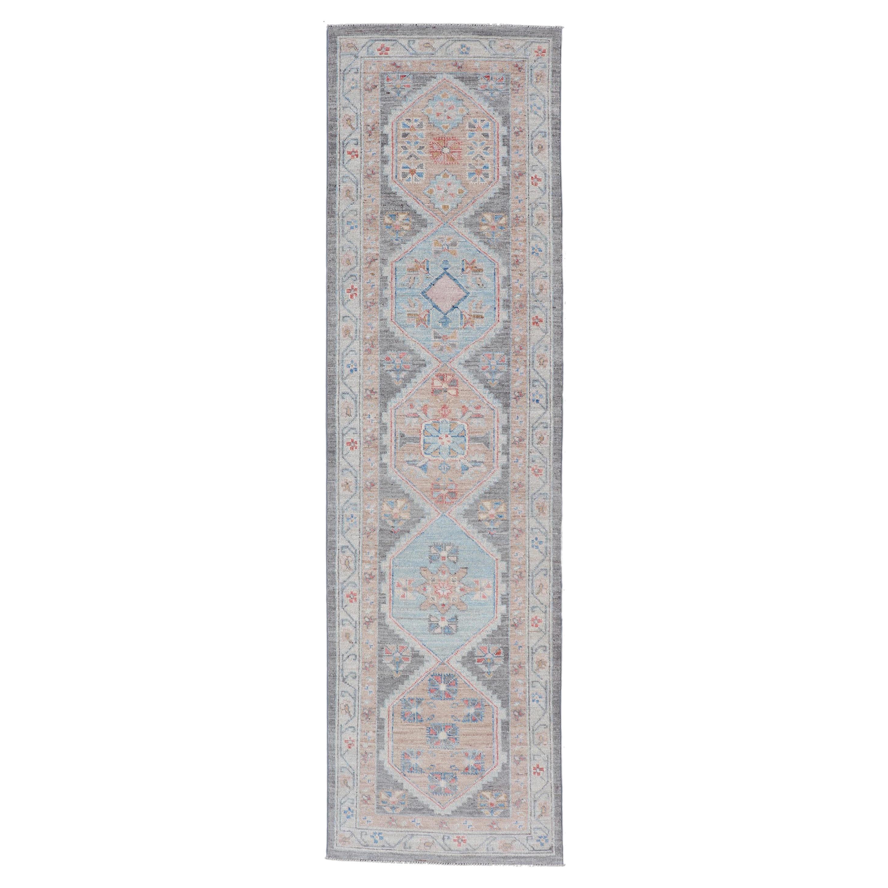 Traves de Mesa Oushak Medallón Floral con Motivos Tribales y Fondo Gris