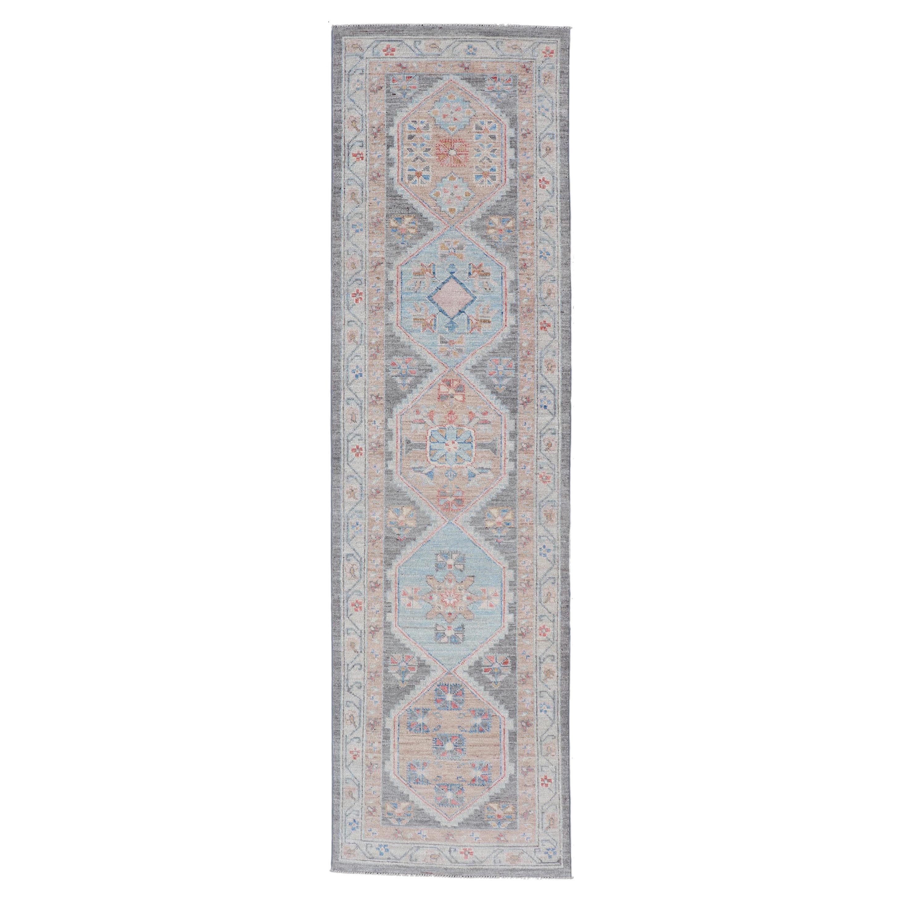  Tapis de couloir Oushak à médaillons floraux avec motifs tribaux et fond gris 