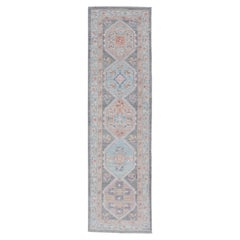  Tapis de couloir Oushak à médaillons floraux avec motifs tribaux et fond gris 