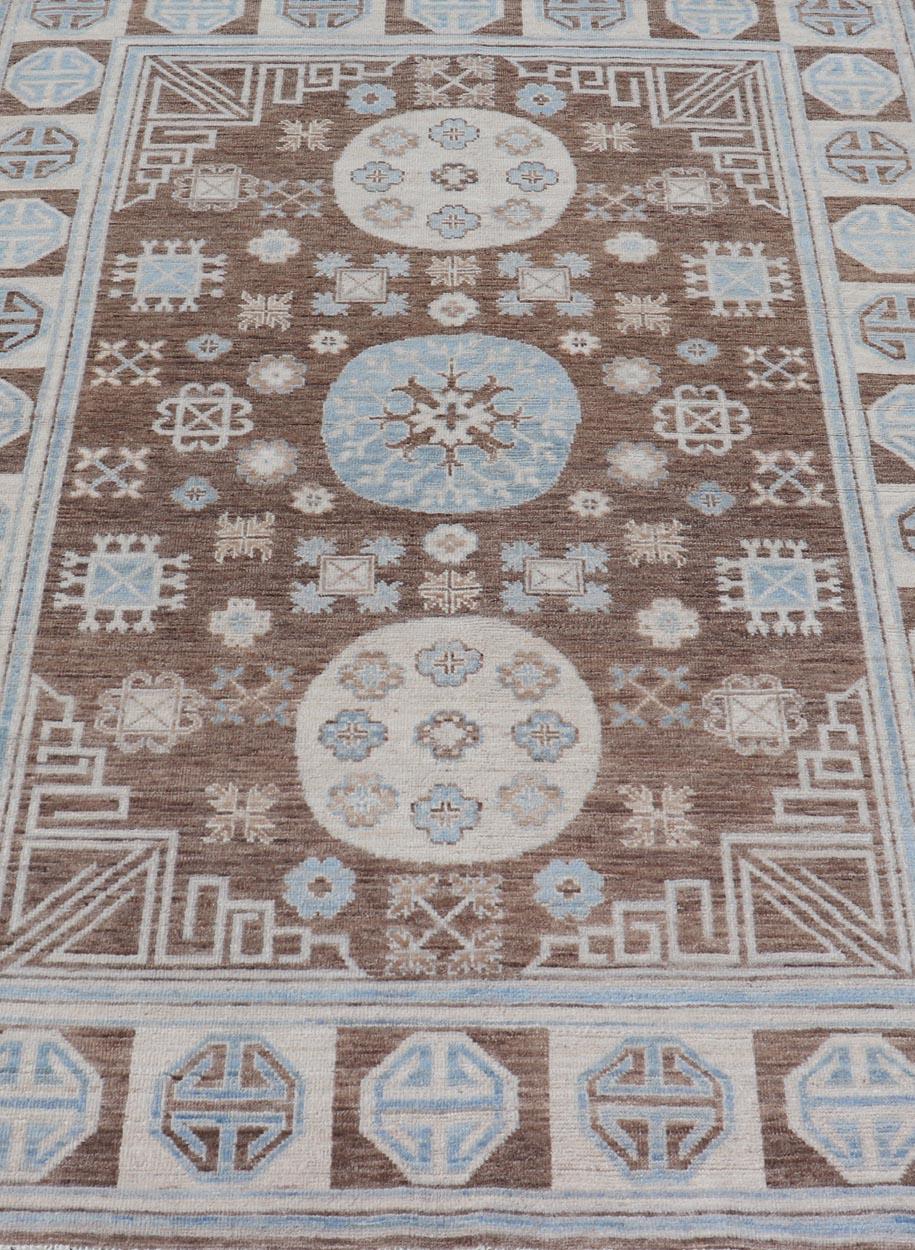 Questo tappeto Khotan presenta un disegno geometrico a medaglione all'interno di un bordo geometrico a medaglione. Il tappeto è di colore azzurro, crema e caffè. 

Misure: 5'0 x 7'2 

Tappeto Keivan Woven Arts AWR-6104 Paese di origine: Afghanistan
