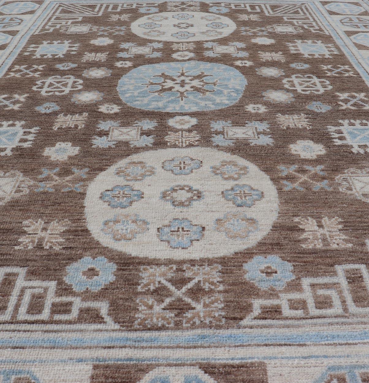 Afghano Tappeto Khotan afgano con medaglione geometrico disegnato e annodato a mano in lana