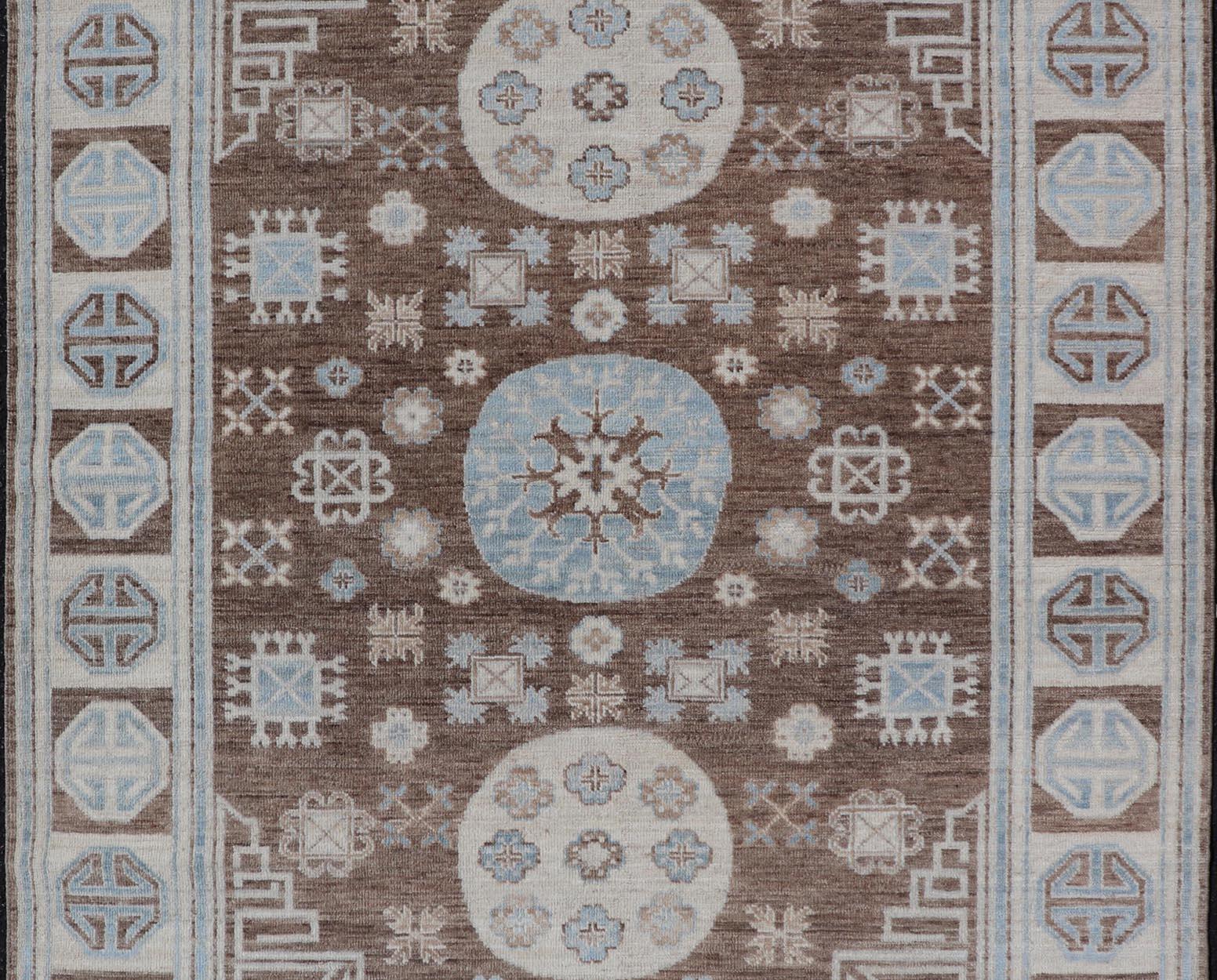 Tappeto Khotan afgano con medaglione geometrico disegnato e annodato a mano in lana In condizioni Nuovo a Atlanta, GA