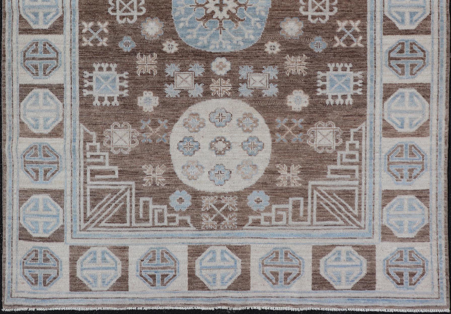 XXI secolo e contemporaneo Tappeto Khotan afgano con medaglione geometrico disegnato e annodato a mano in lana
