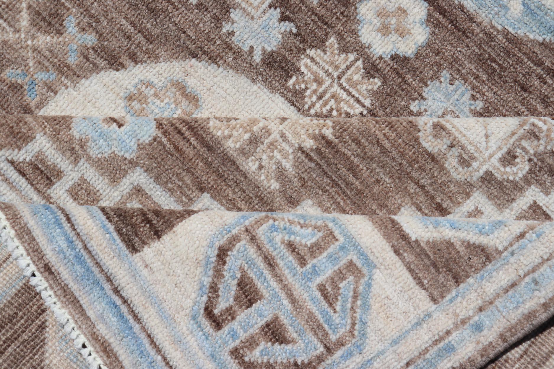Tappeto Khotan afgano con medaglione geometrico disegnato e annodato a mano in lana 1