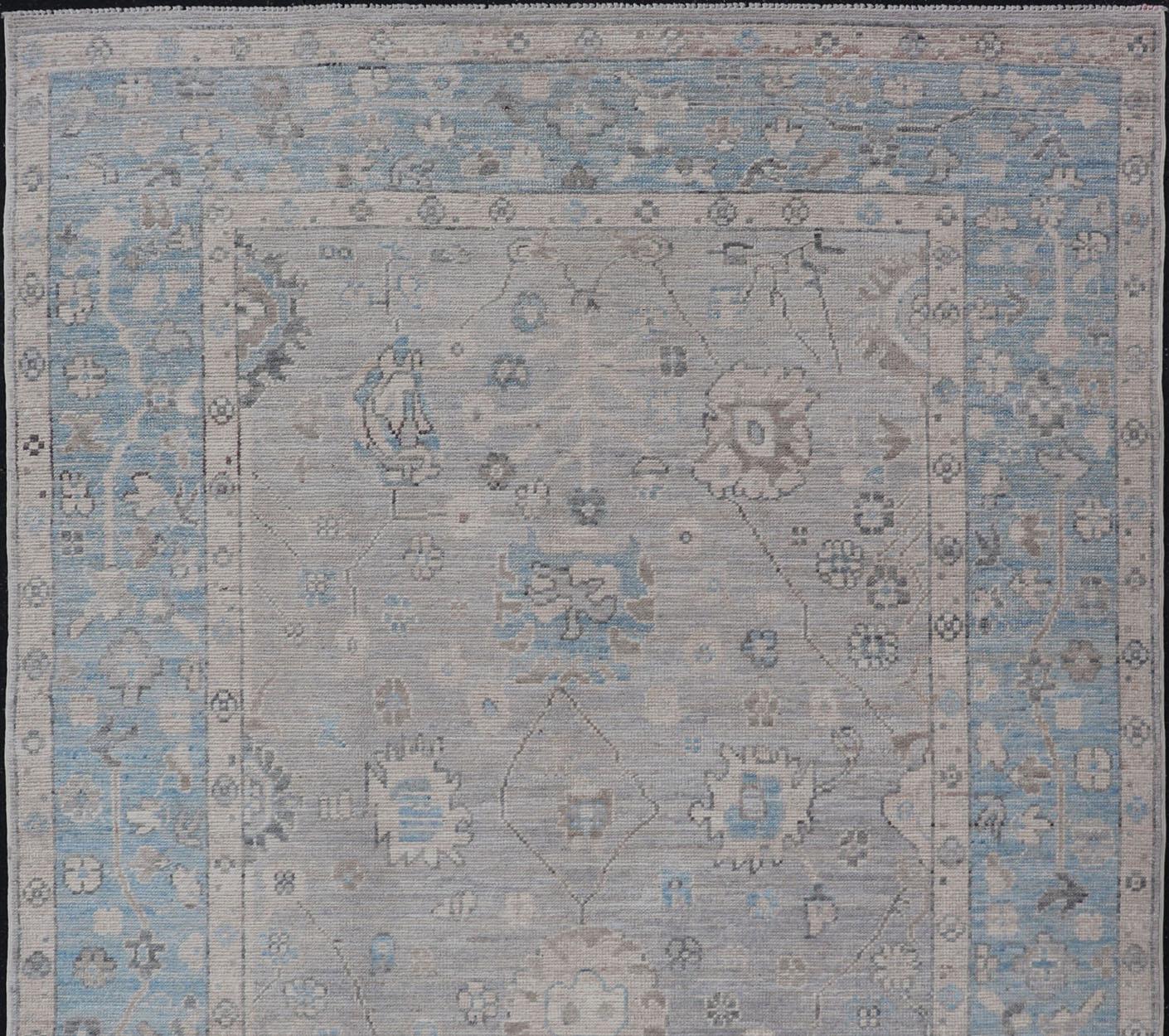 Noué à la main Oushak afghan bleu clair noué à la main avec fond gris clair en vente