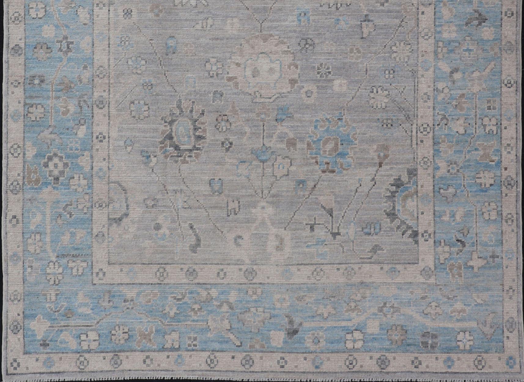 XXIe siècle et contemporain Oushak afghan bleu clair noué à la main avec fond gris clair en vente