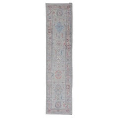 Oushak afghan noué à la main avec motifs de corail et de bleu sur fond gris clair