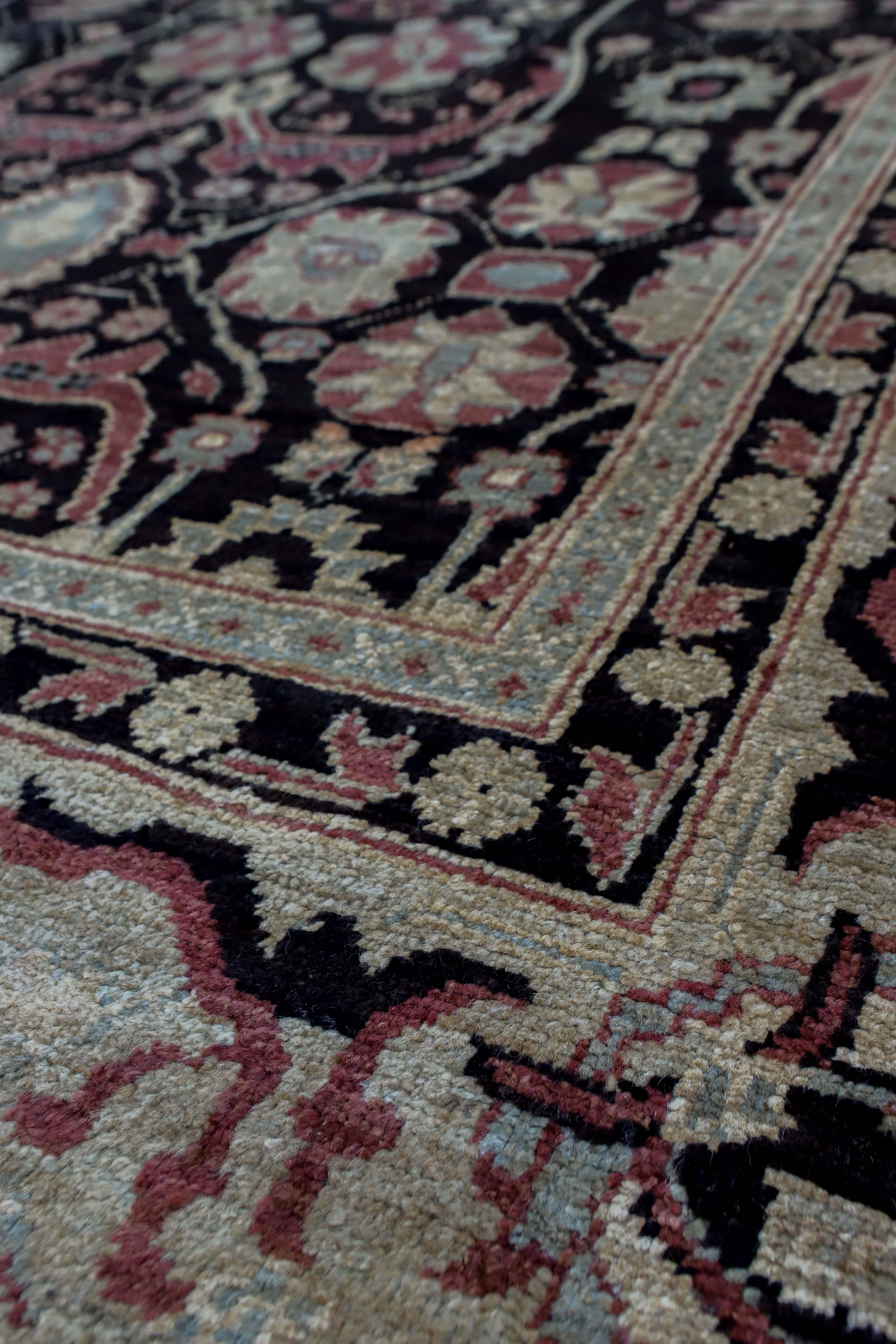 Rot-schwarzer traditioneller afghanischer Teppich im Format 10 x 14.
Handgeknüpft mit handgesponnener Wolle, gewebt in Afghanistan. Dieser wunderschön gestaltete Teppich ist ein Blickfang in jedem Raum. Maße: 10'5' x 13'2