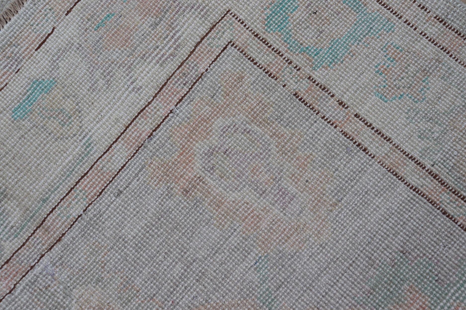 Tejido afgano Keivan Woven Arts Oushak sobre fondo crema claro 4'2