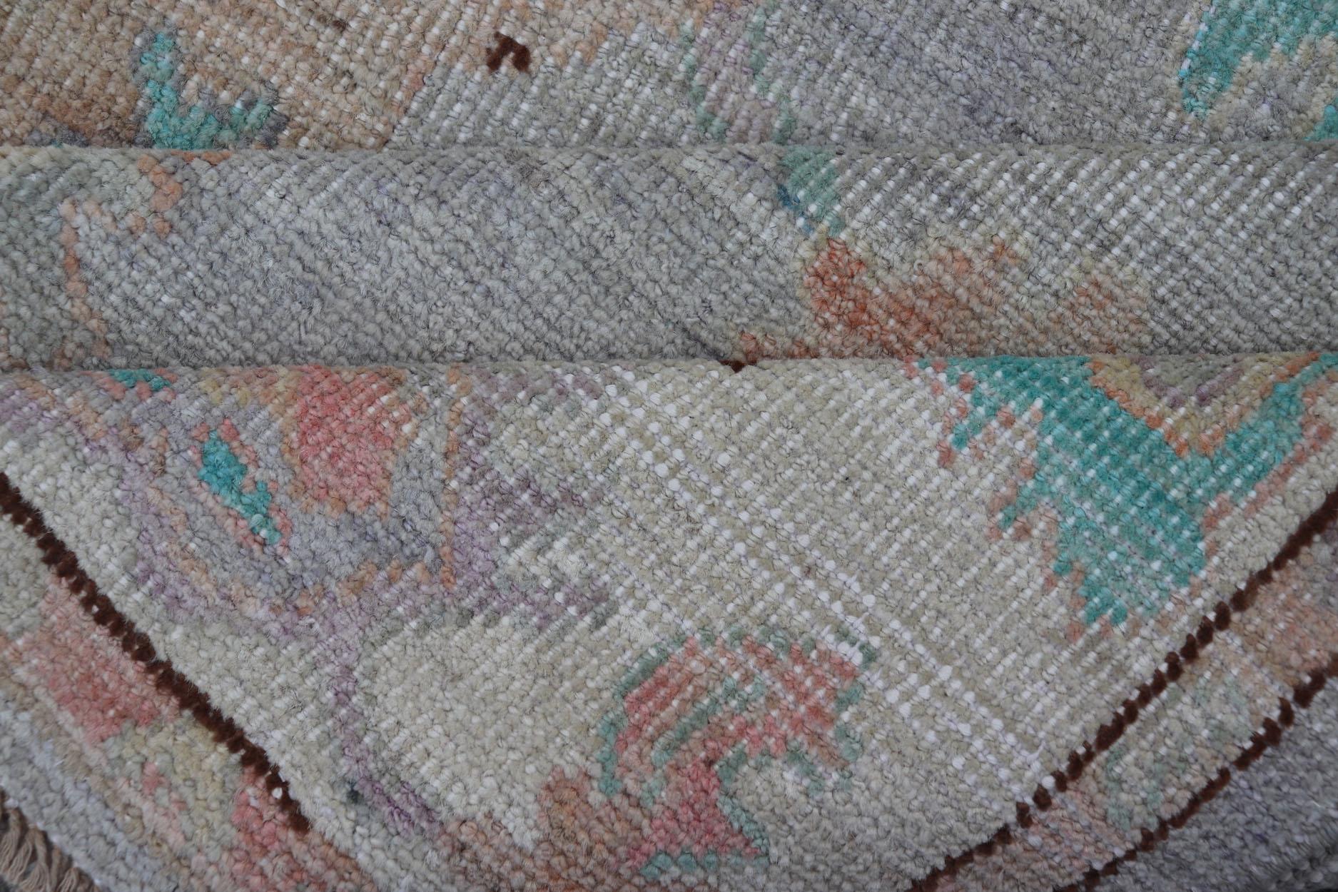 Tejido afgano Keivan Woven Arts Oushak sobre fondo crema claro 4'2