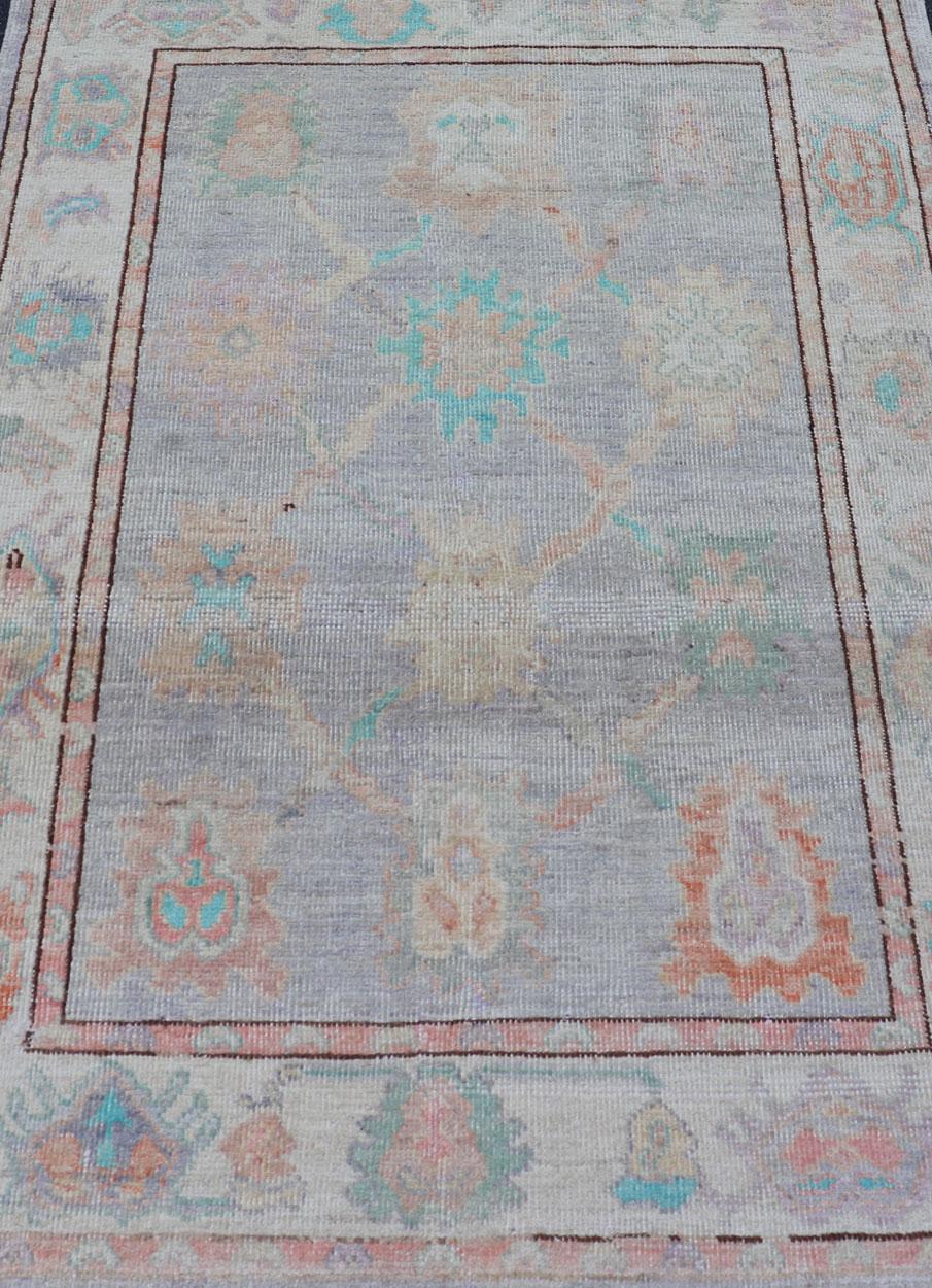 Medidas: 4'2 x 6'0 
Oushak afgano Keivan Woven Art con suaves motivos florales sobre fondo crema claro. Keivan Woven Arts; alfombra AFG-39441 País de origen: Afganistán Tipo: Oushak Diseño: Floral. 

Esta grandiosa alfombra Oushak presenta