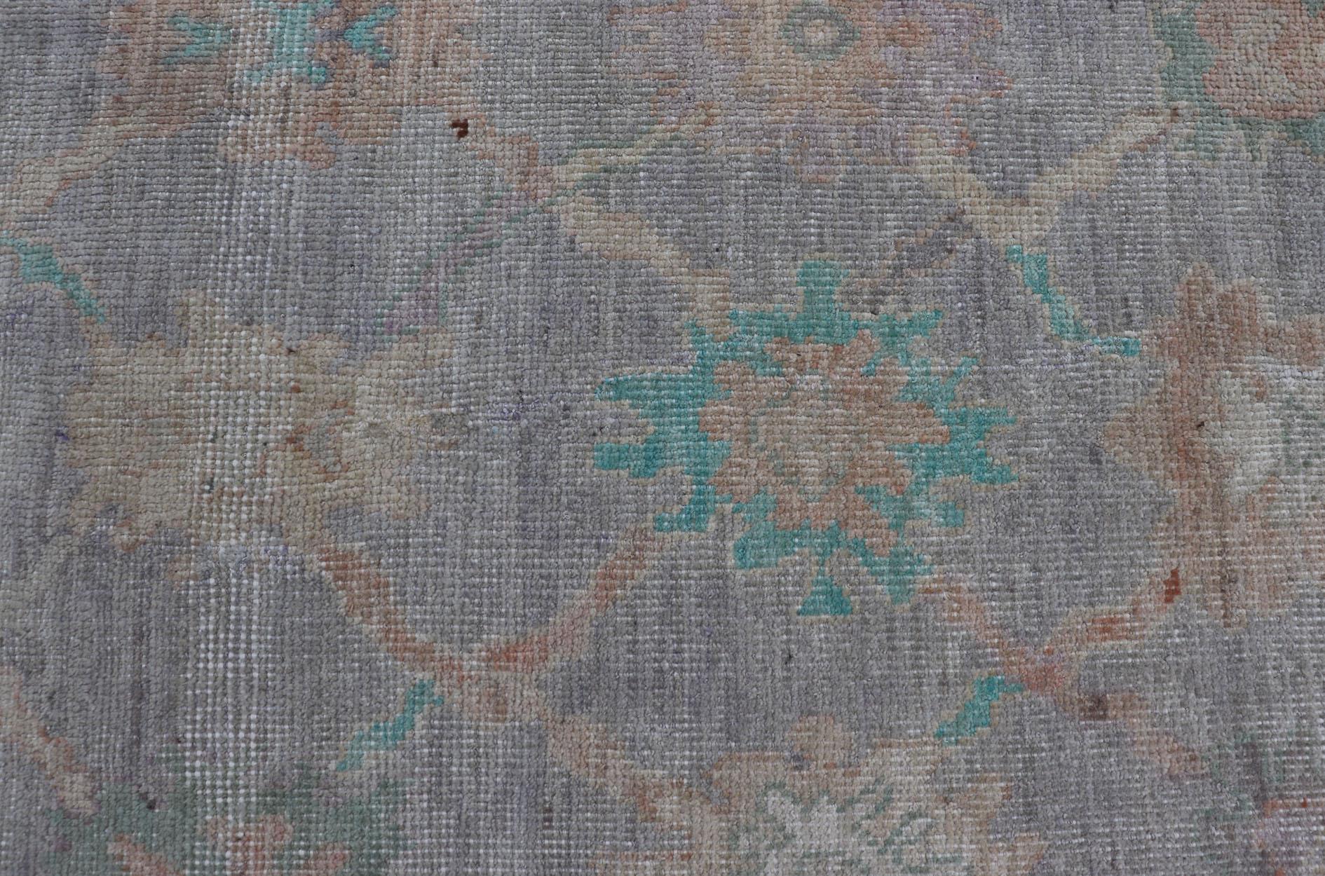 Tejido afgano Keivan Woven Arts Oushak sobre fondo crema claro 4'2