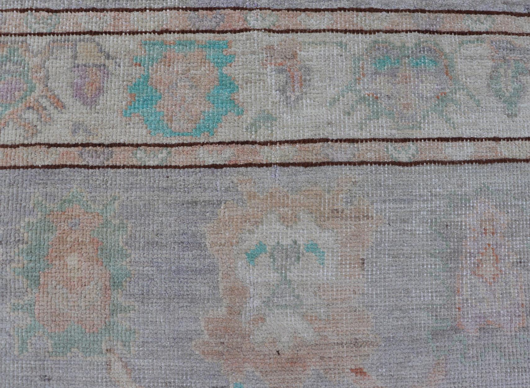 Tejido afgano Keivan Woven Arts Oushak sobre fondo crema claro 4'2